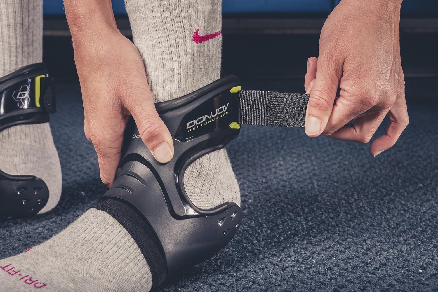 DonJoy Performance - Tobillera con soporte POD®, el mejor apoyo para conseguir estabilidad, para los esguinces de tobillo y torceduras provocadas por el fútbol americano, fútbol, baloncesto, lacrosse, voleibol - DP151AB05-WHT-XS-R, Pie derecho, XS, Blanco