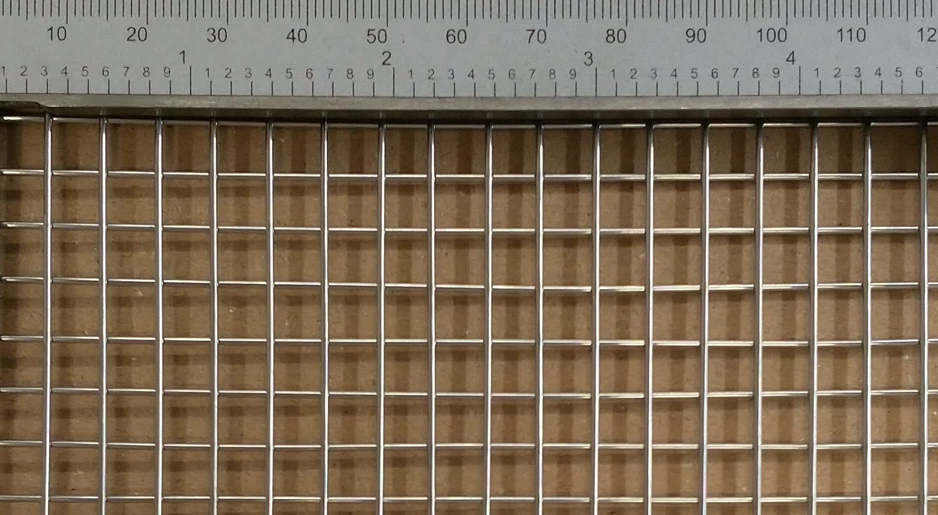 Griglia di saldatura in acciaio inox 1.4306 con maglie da 6 mm, spessore filo 1 mm. Dimensioni: 1000 mm x 1000 mm