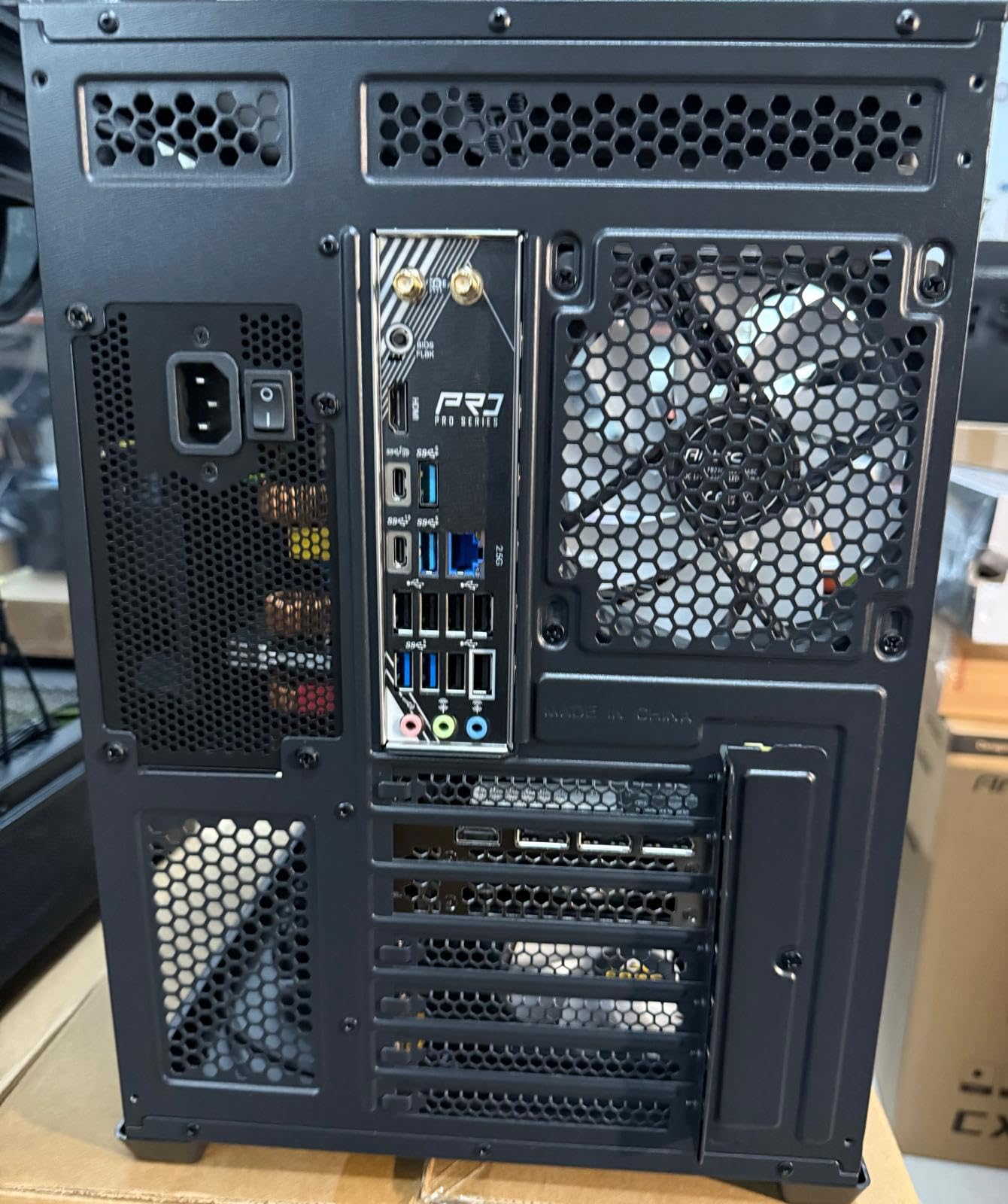 EMCA4 Computer Gaming PC Assemblato Ryzen 9 9950X3D - RTX 5080 16GB - SSD M.2 1TB nvme Gen4 - Ram 64GB DDR5 6000mhz EXPO - ARGB - Windows 11 - WIFI + BLUETOOTH - DIssipatore a liquido 360mm NERO