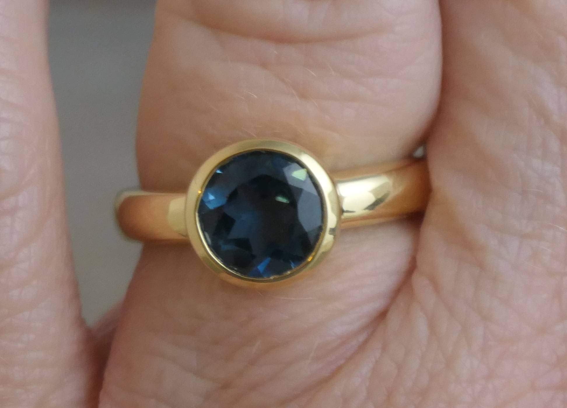 Anillo de Plata de Ley con baño de oro y Topacio Azul Londres