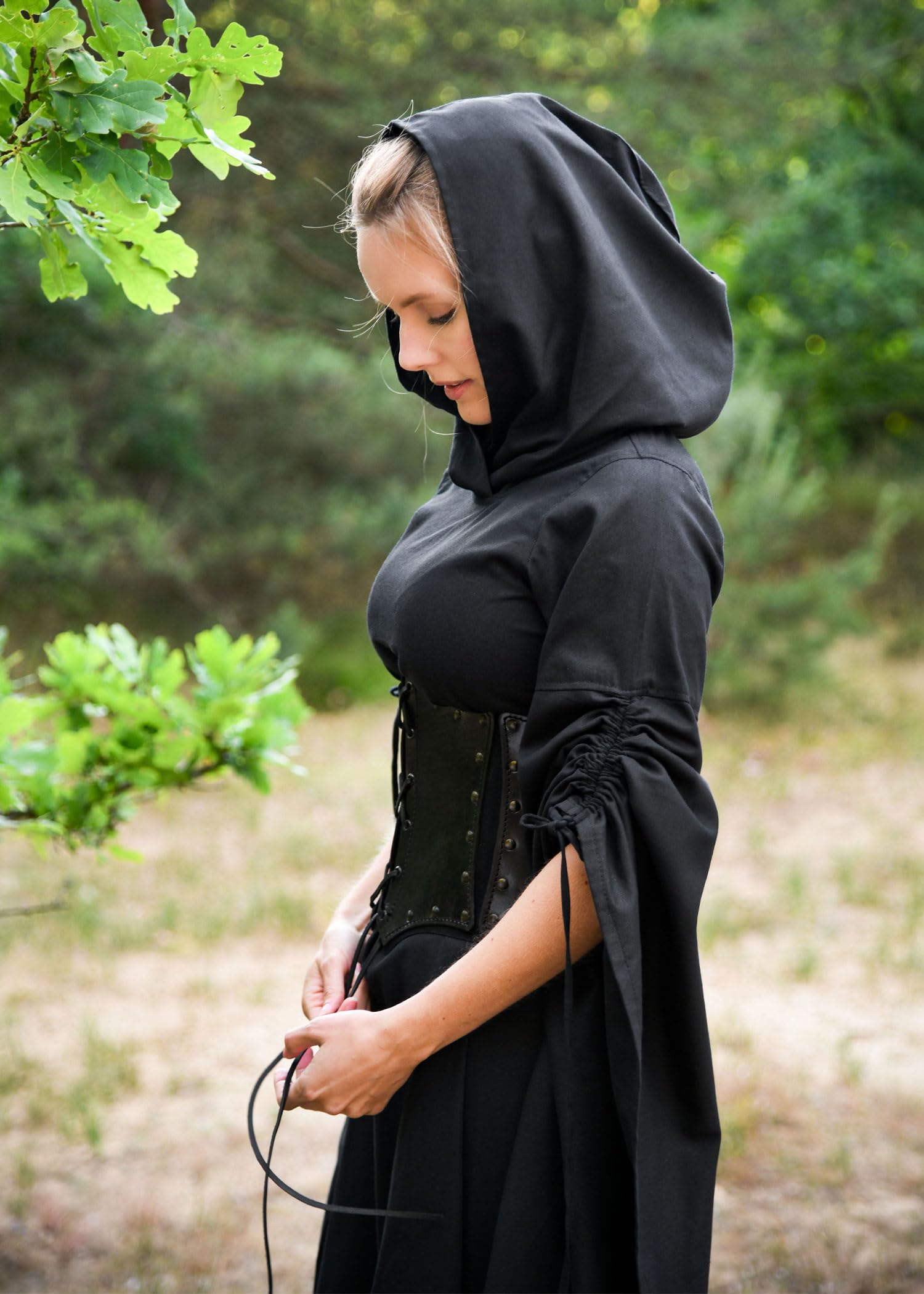 Battle-Merchant langes Mittelalter-Kleid Isra, Damen | mit Trompetenärmeln und großzügiger Kapuze, bodenlang, Baumwolle, für Halloween, LARP, den Mittelaltermarkt & Fantasy Cosplay