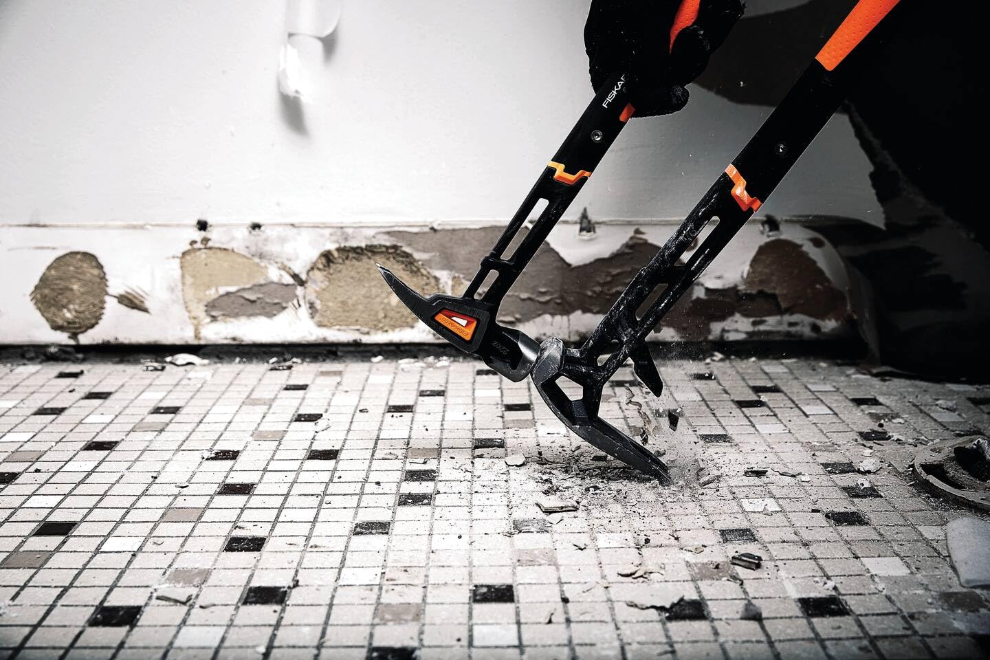 Fiskars Herramienta de demolición IsoCore L, Para una variedad de trabajos de demolición, Longitud: 75,3cm, Peso: 2,6 kg, Negro/Naranja, 1027221