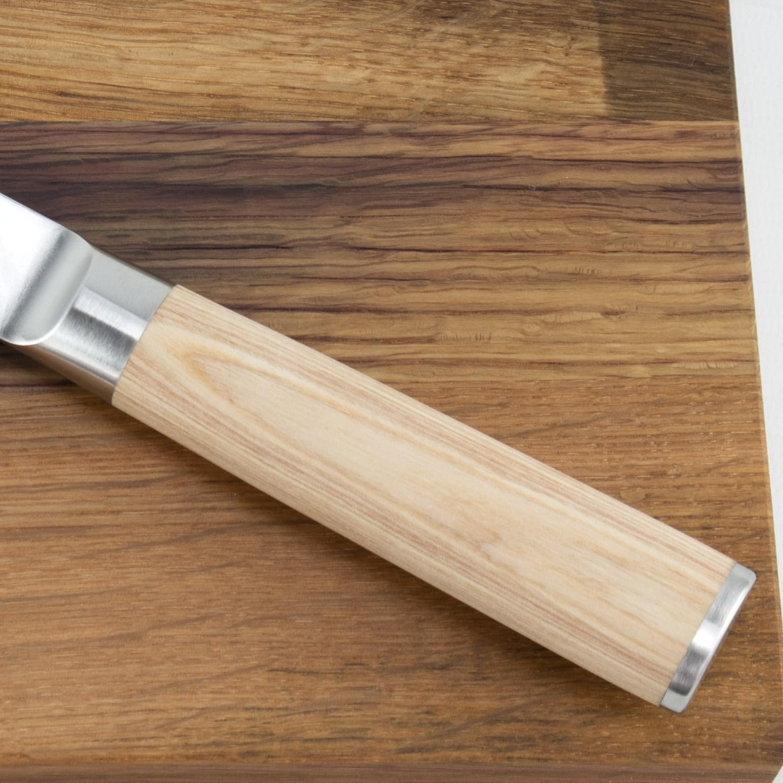 KAI Shun Classic White Set DM-0701W – Cuchillo de Damasco multiusos de 15 cm de acero VG10, cuchillo japonés ultraafilado, mango de madera de Pakka, incluye tabla de cortar roble 30 x 20 cm para un