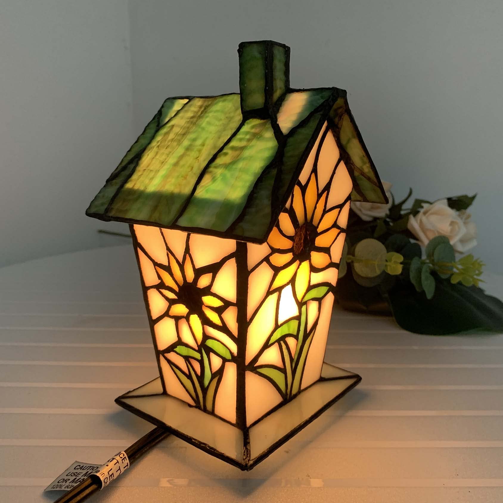 Bieye L30781 Lampada da tavolo a forma di casetta per uccelli in vetro colorato in stile Tiffany per l'arredamento della casa (altezza 7 pollici, girasole)