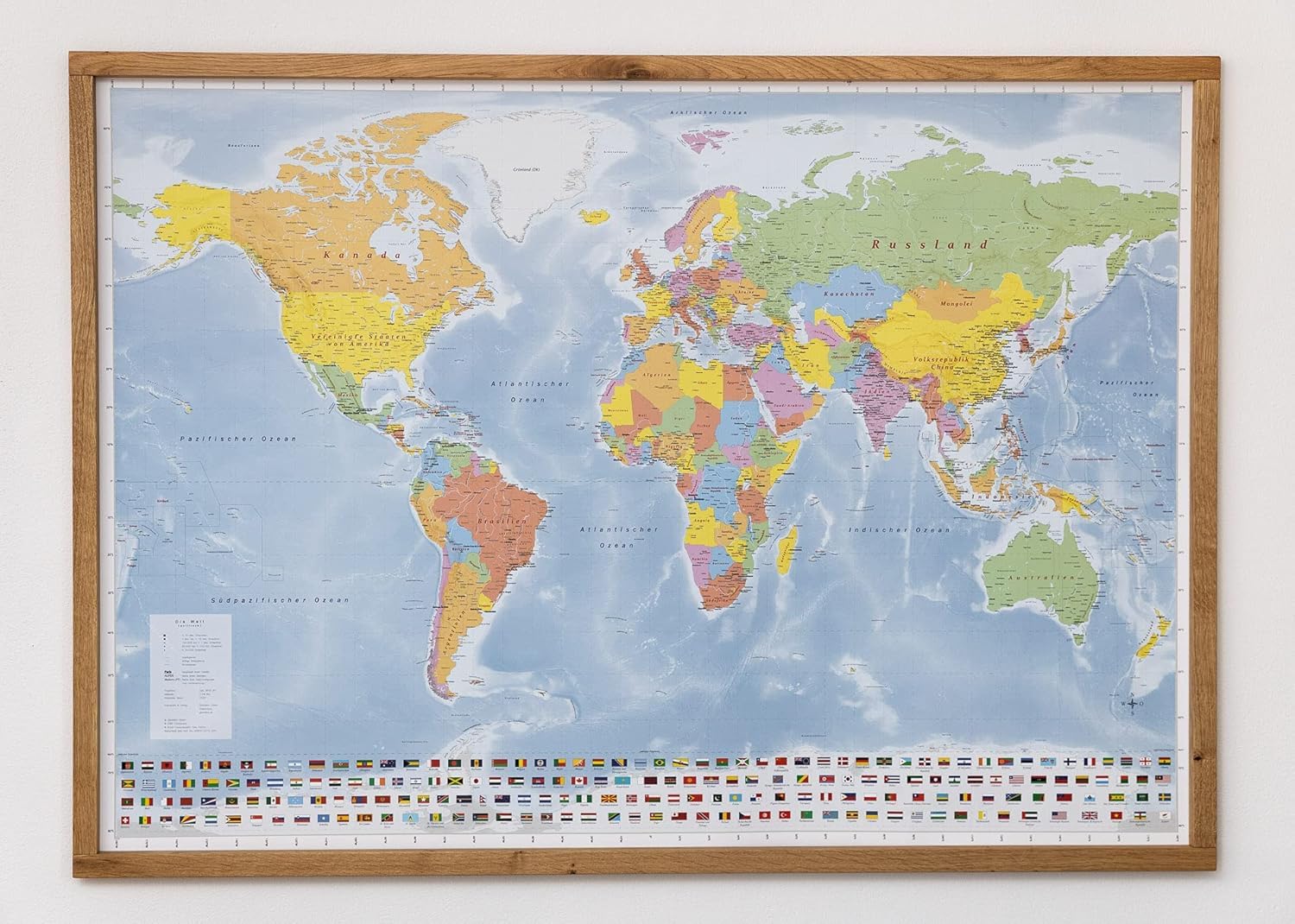 GeoMetro XL Weltkarte, 103 x 143 cm, mit massiven Holzrahmen (Eiche), made in Germany, biologisch geölt, Flaggen zu Ländern der Erde