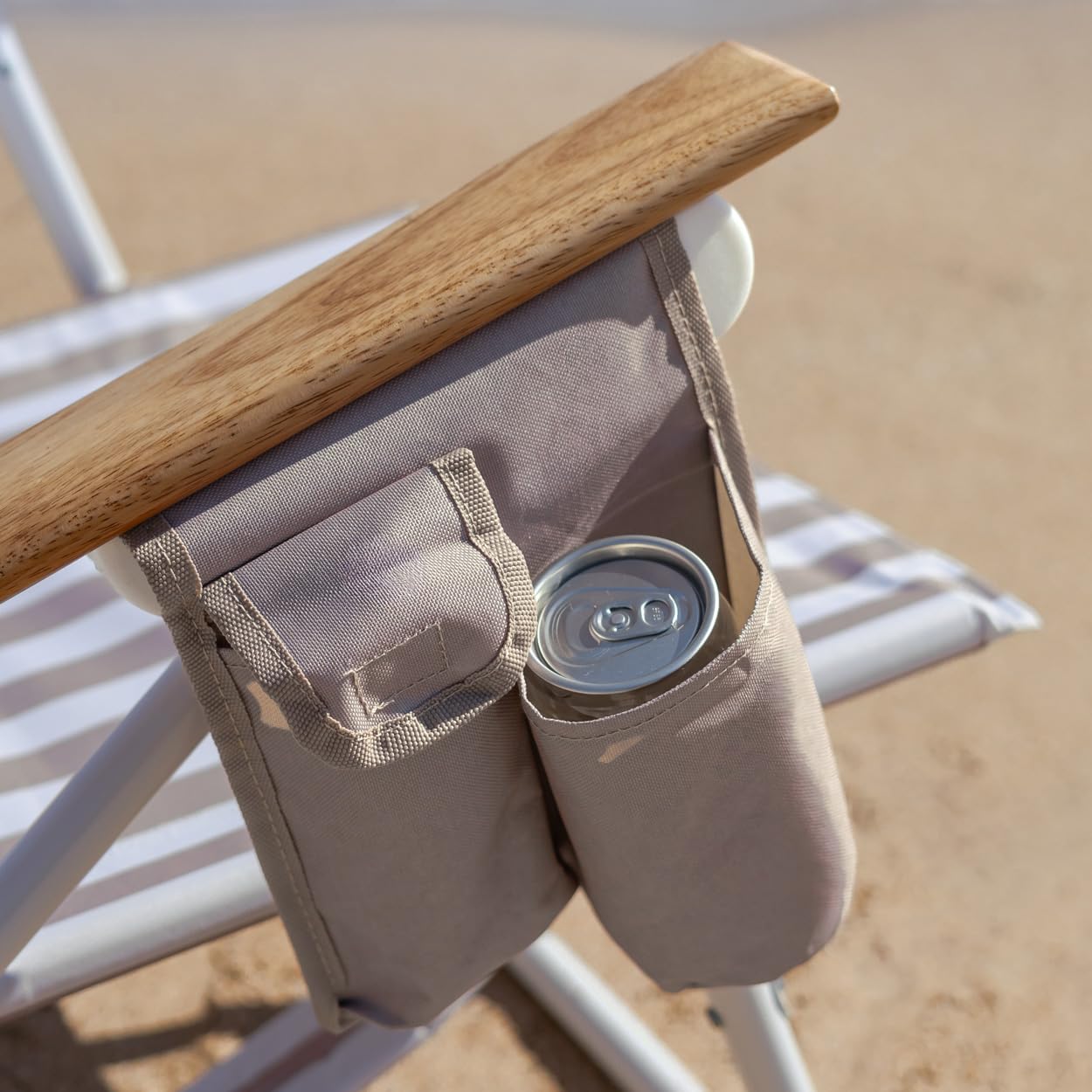 Flamingueo Chaise de Plage Pliante - 5 Positions d’Inclinaison - Poche Isotherme - Poche pour Mobile - Poignées Sac à Dos - Oreiller Ergonomique - Aluminium et Polyester - Beige