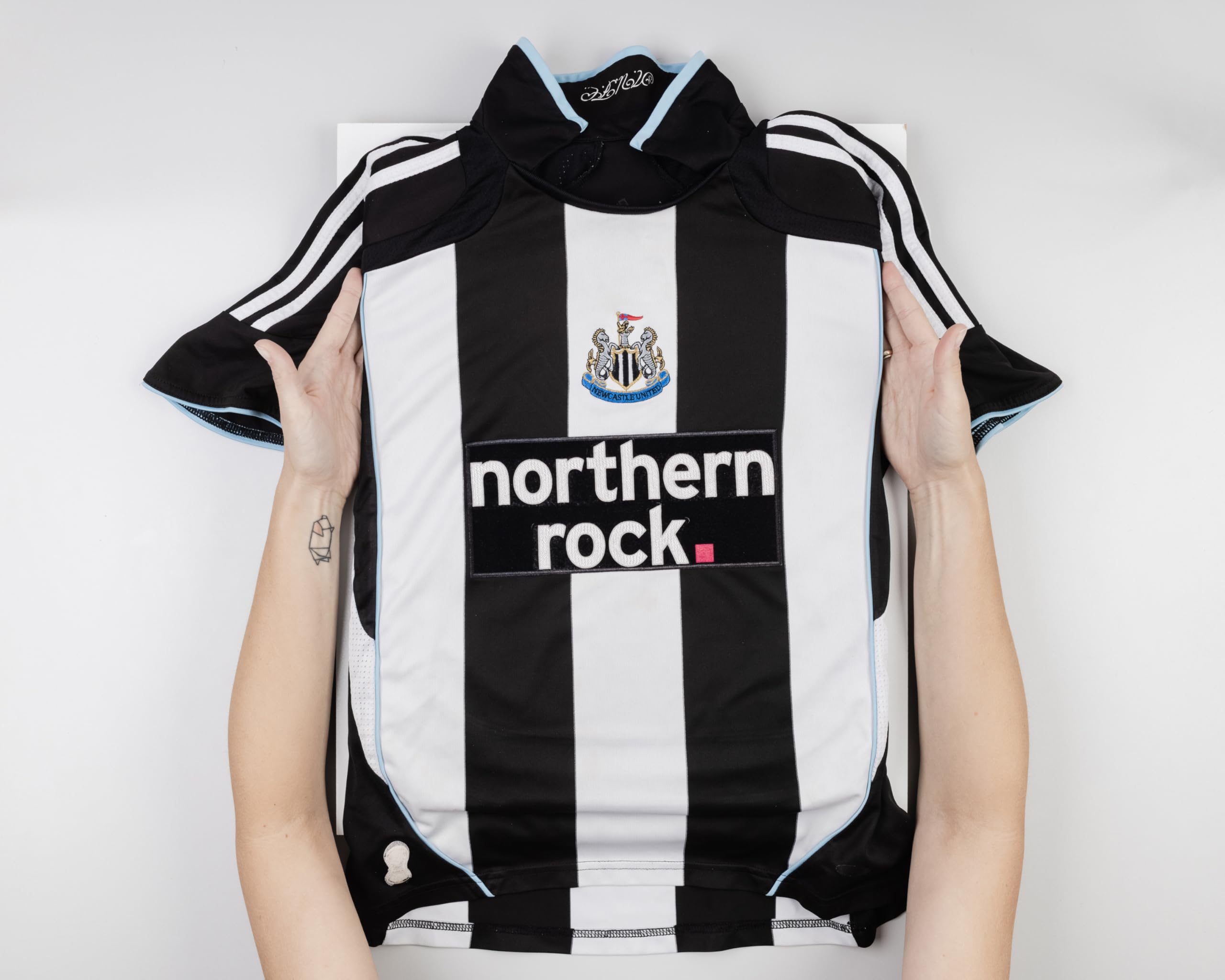 ARTIS - Bilderrahmen für Trikot Premium - Trikotrahmen Fußball aus Holz - Objektrahmen 53,4x63,4x5 cm - Handball, Volleyball Trikot Rahmen – Jersey Frame für Sporttrikots – Frametheshirt Schwarz