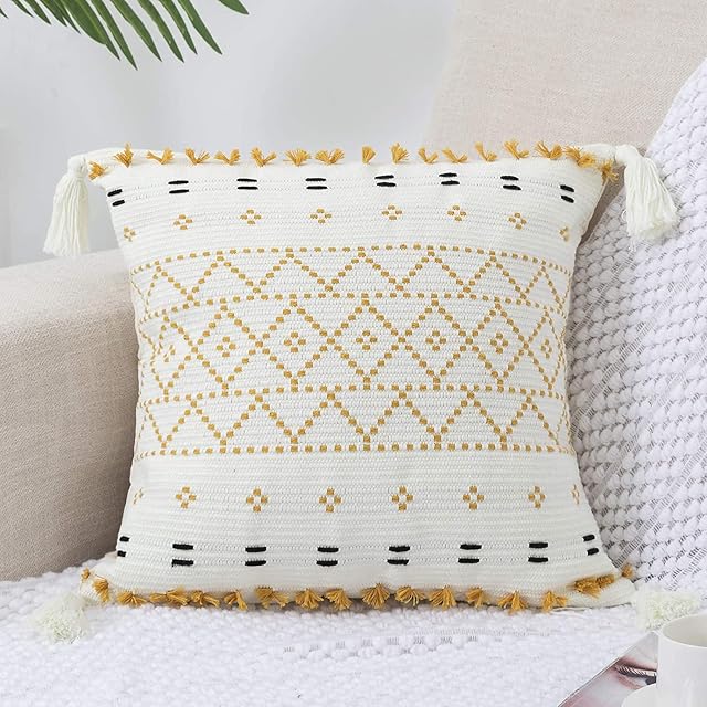 Boho Cushion Covers 18 x 18 Inch Decorative Cushion Case Natural Cotton Hand-Woven Tufted Throw Pillow Covers with Tassel Hug Pillowcase