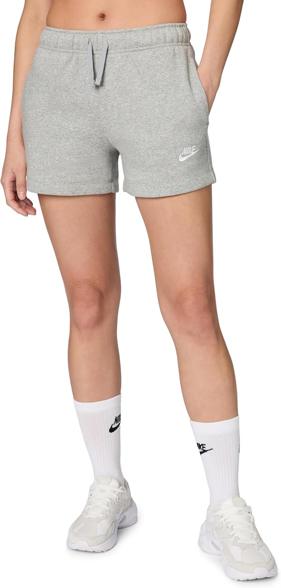 Nike Sportswear Club - Pantalones cortos de forro polar de talle medio para mujer