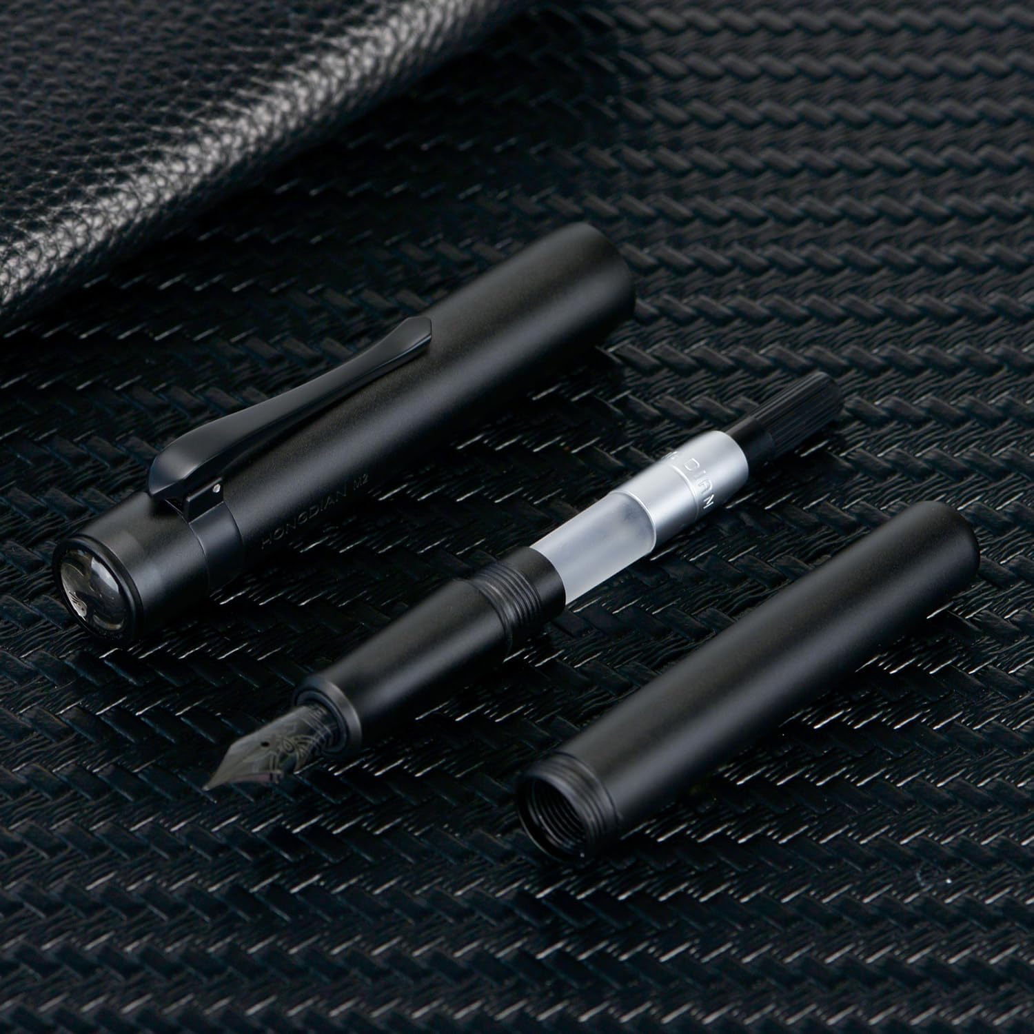 HONG DIAN M2 Mini penna stilografica con pennino piegato, penna da tasca corta in alluminio dal design elegante (nero opaco)