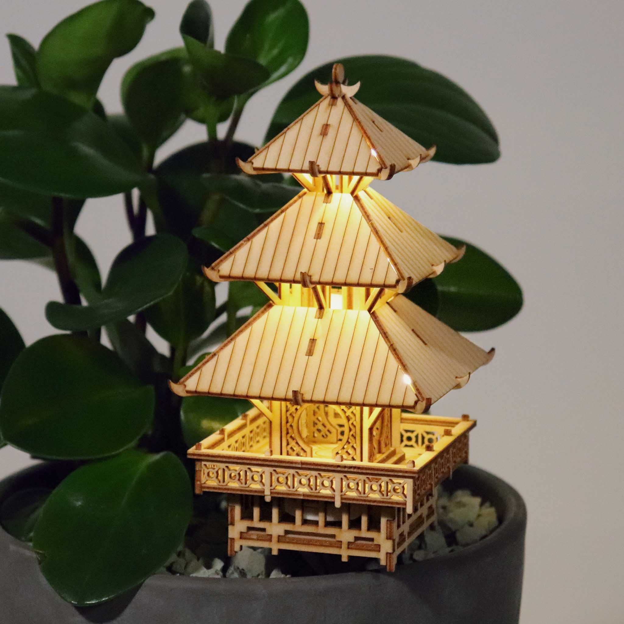 Tiny Treehouses – Temple of Serenity – Kit 3D DIY en Bois avec éclairage LED & Support Plante en Acrylique | 56 pièces | Montage 2–3 h | Dès 15 Ans