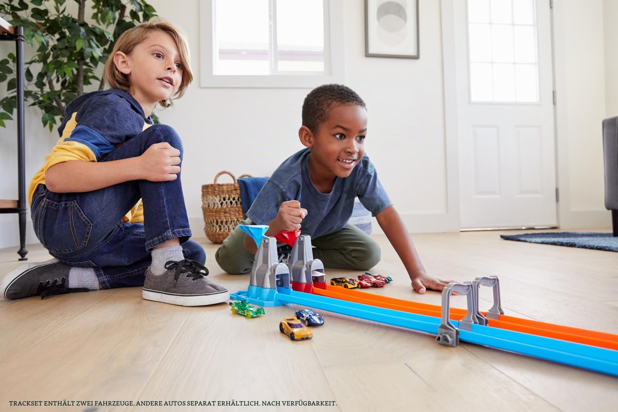 HOT WHEELS Zweispurige Looping Rennstrecke, gerade Trackteile, große Loopings und 2 Spielzeugfahrzeuge im Maßstab 1:64 für Kinder von 5 bis 10 Jahren, GFH85