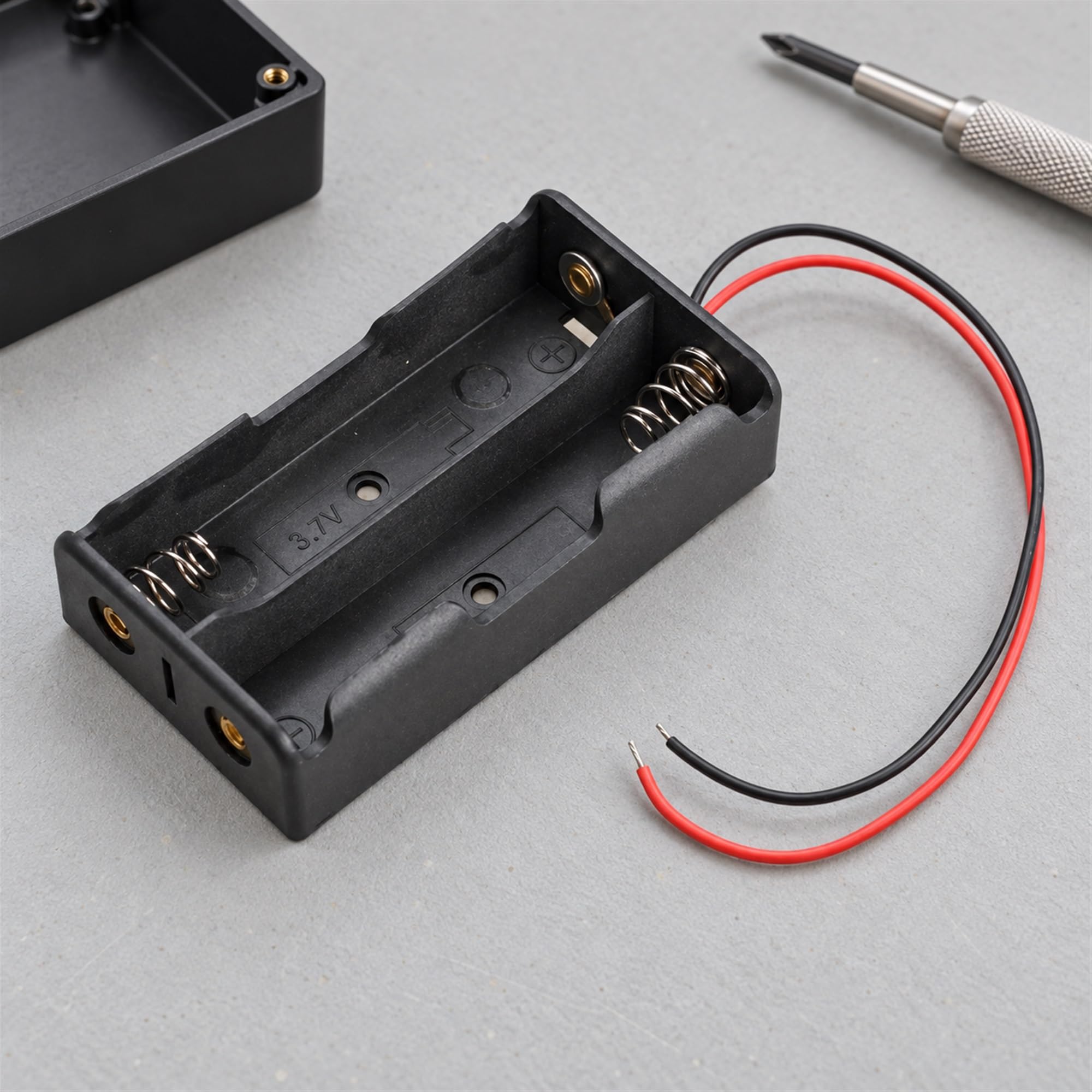 Plastic Wired Battery Holder, Power Supply Mounting Accessory for DIY Circuit Assembly and Electronics Bench Projects