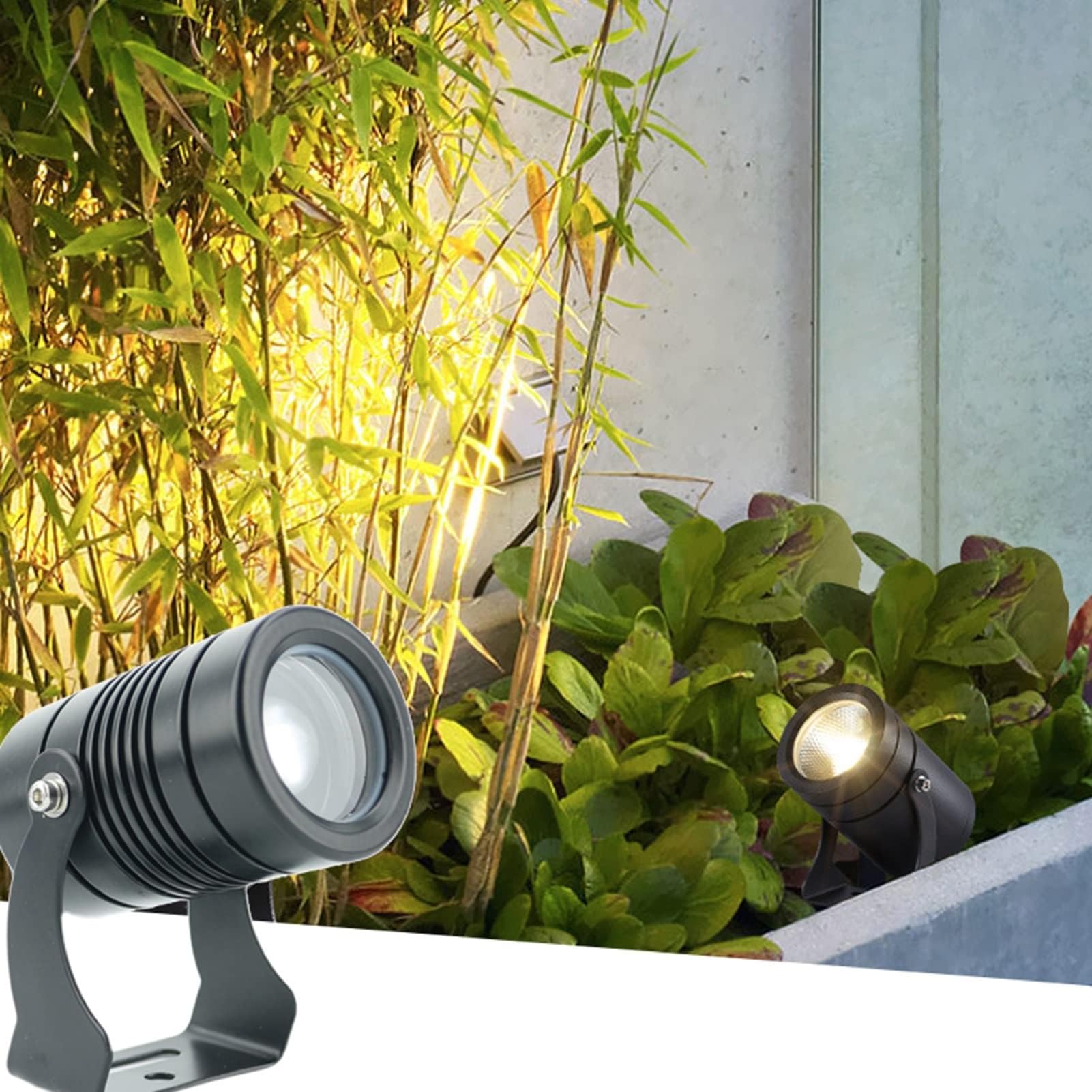 Projecteur LED pour cour et patio créant une ambiance lumineuse sur les allées du jardin