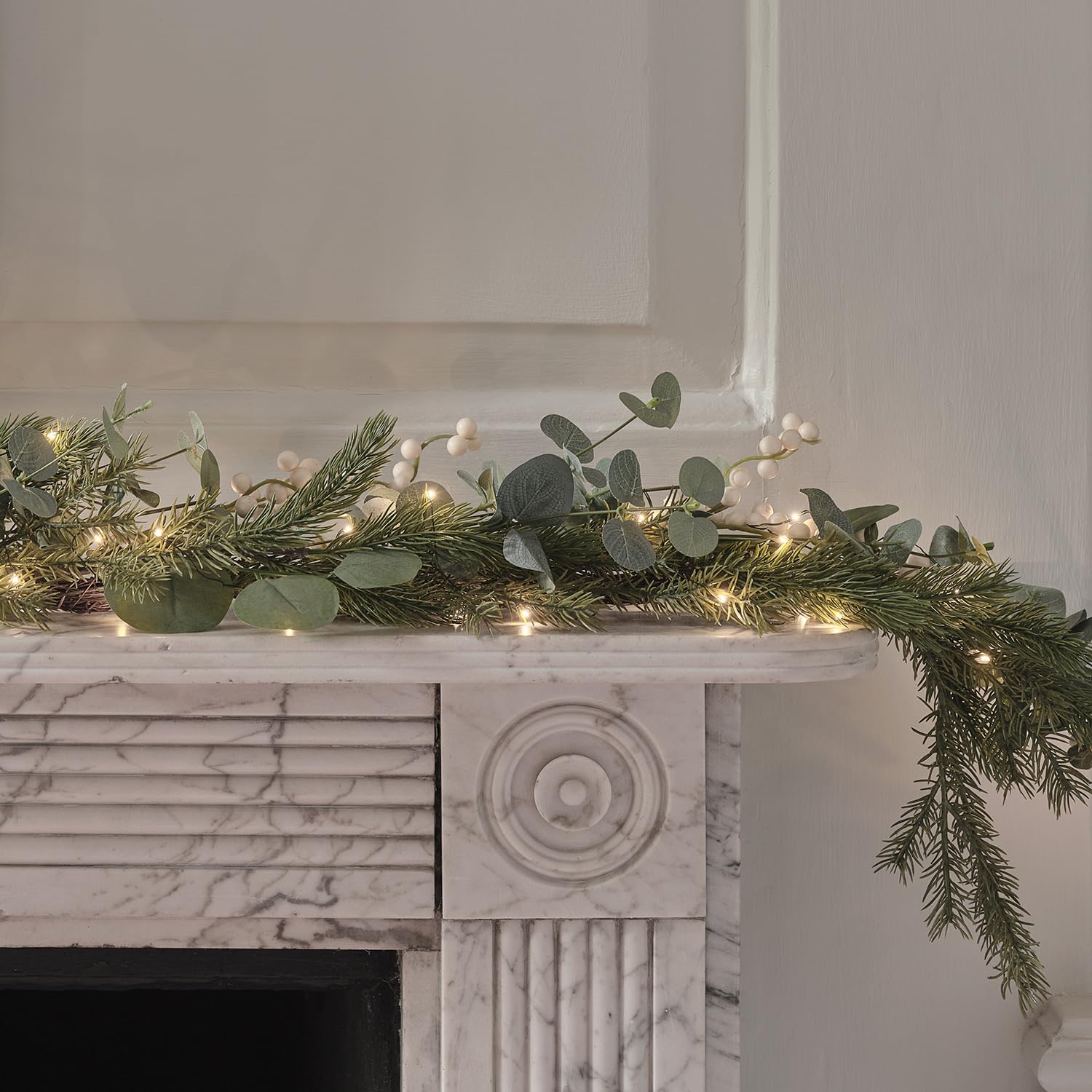 Light4fun Eukalyptus- und weiße Beerengirlande mit Beleuchtung batteriebetrieben & mit Timer Weihnachten Dekoration beleuchtet Innen Grün Weiß (1,5 m)