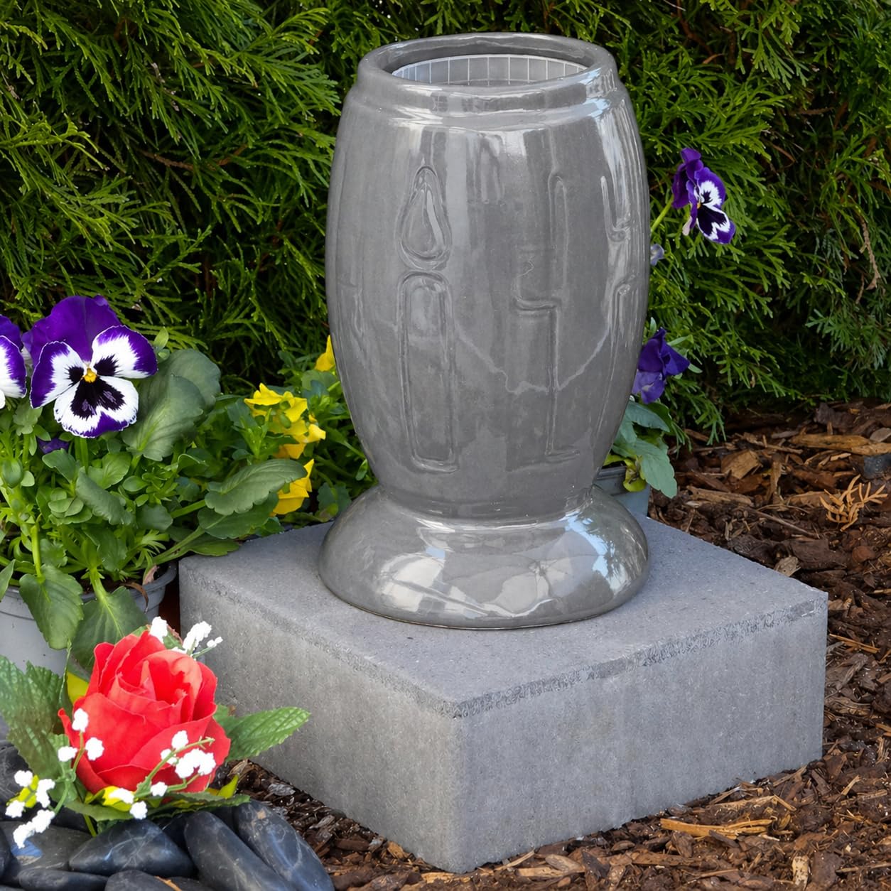 Grabvase mit Sockel Vase Blumenvase Blumen Lilien Rosen Friedhof Grabschmuck Grablaterne Grabgesteck Grabkerze Grablicht Grableuchte Lampe Laterne Licht Kerze Trauer Friedhof Garten