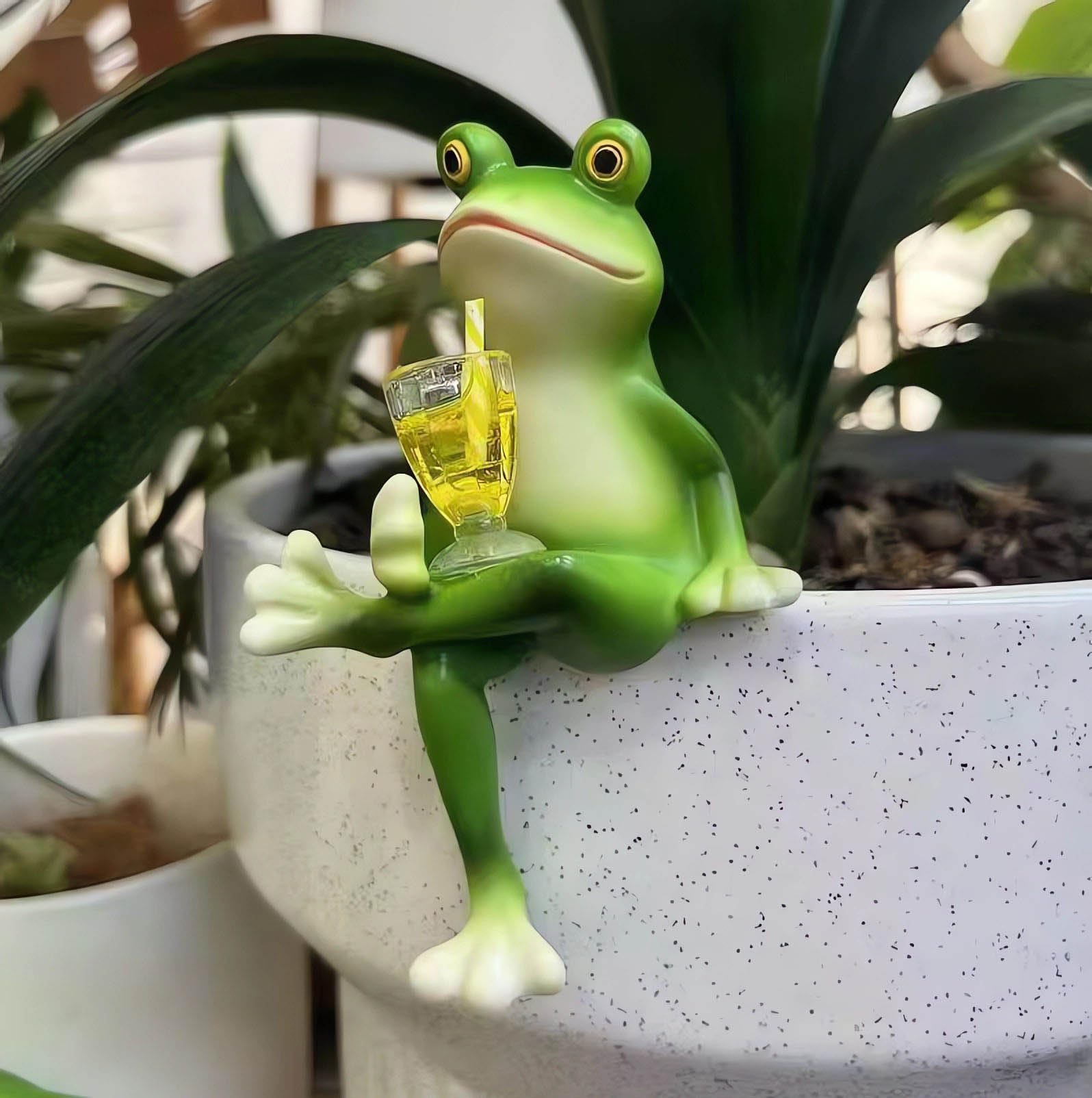 Miniature Frog Garden Statue Flower Pot Hanger Ornament, Resin Frog with Wine Glass Drinks, Happy Laid Back Flower Pot Hugger for Garden Outdoor Yard Lawn Ornament