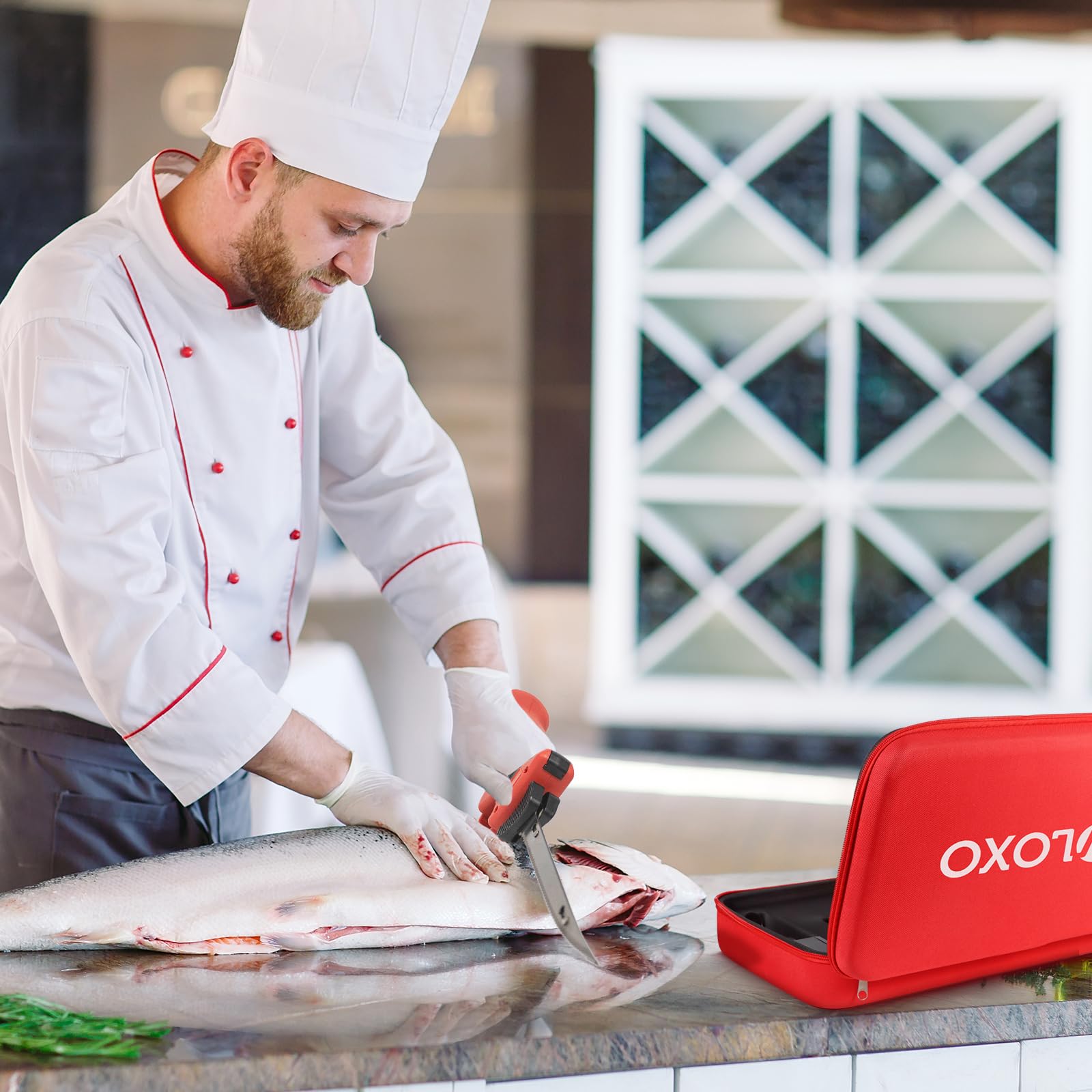 VLOXO Coltello elettrico da Cucina, Coltello per Carne ricaricabile con 4 lame doppie in acciaio inox Electric Knife per alimenti surgelati Carne Interruttore di Sicurezza senza fili Lame Estraibili