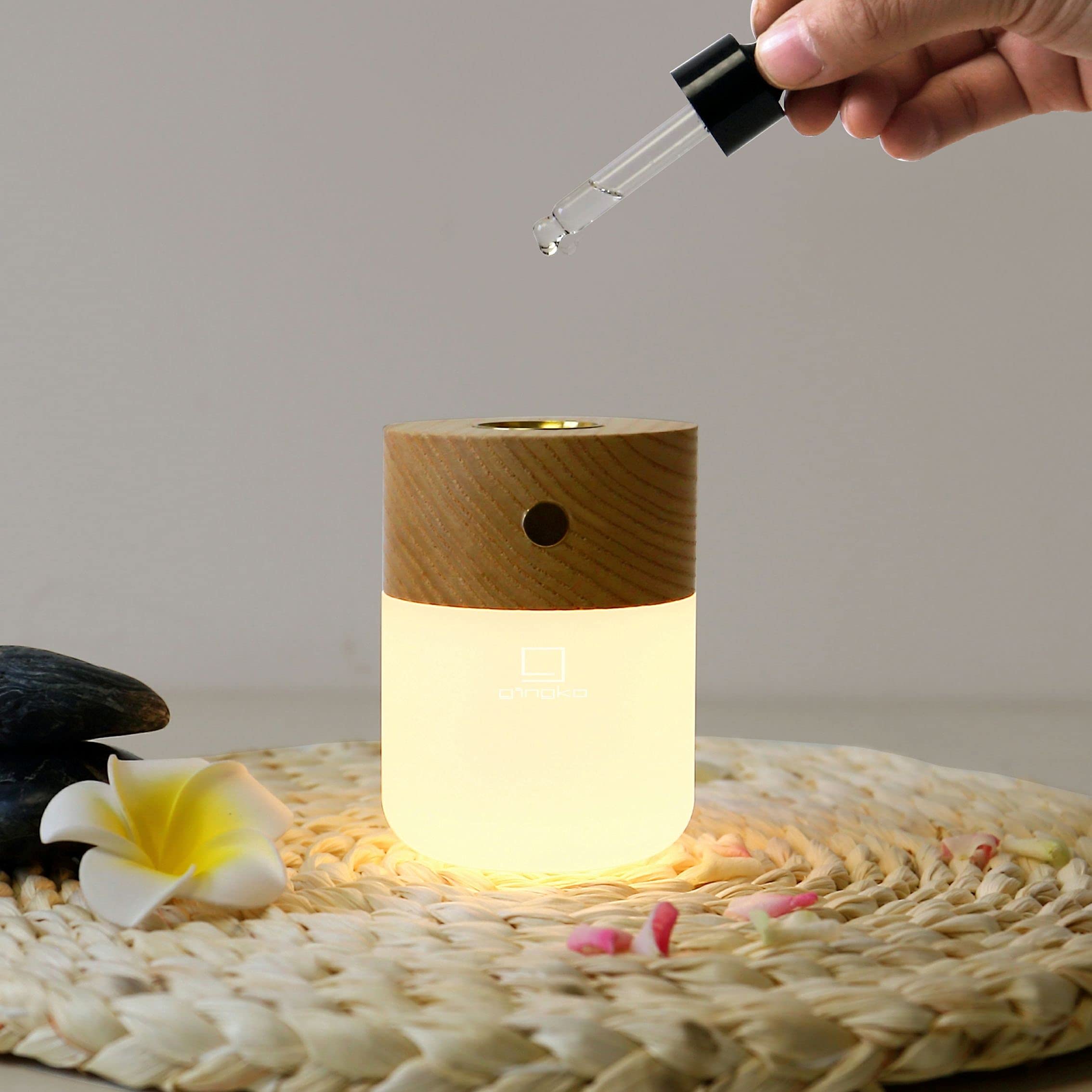 Gingko Smart Diffuser Lampe • Duftöldiffuser mit Stimmungslicht • dimmbar • aus nachhaltigem Holz • kabellos, wiederaufladbar • Walnuss