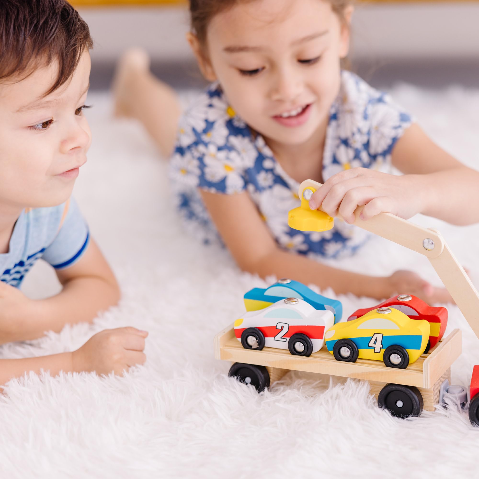 MELISSA & DOUG - Set Camión Grúa Magnético de Madera y 4 Coches de Juguete - Juguetes Educativos - Juguetes Niños 3 años + - Regalo Niño 3 años + - Montessori