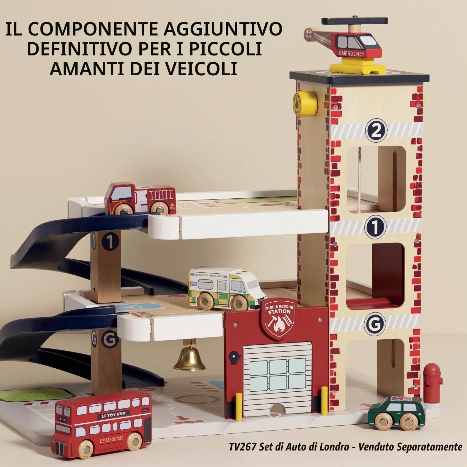 Le Toy Van - TV453 - Stazione vigili del fuoco giocattolo per bambini, 3 anni, in legno certificato FSC, include 1 camion dei pompieri, 1 elicottero, garage apribile, ascensore, campana d'emergenza