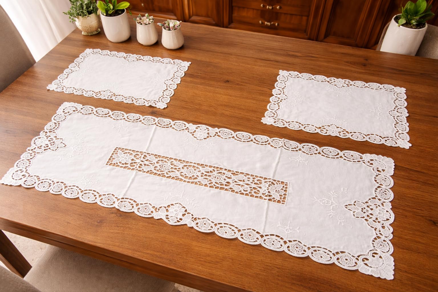 Corredocasa Set Completo Centri 3 Pezzi in Puro Lino Bianco con Ricamo Burano a Mano – Manifattura Italiana – Centro 85x40 cm + 2 Centrini 40x30 cm Adatto a Qualsiasi Ambiente