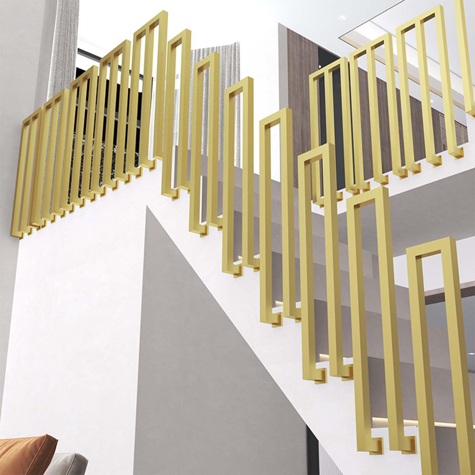 Rampe d'escalier dorée en fer forgé chic pour villa