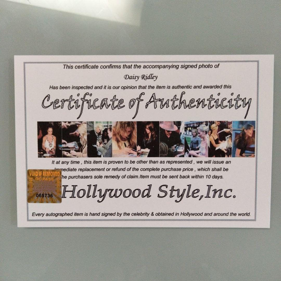 Amazon.co.jp: デイジーリドリー直筆サイン入り大型写真…Daisy Ridley
