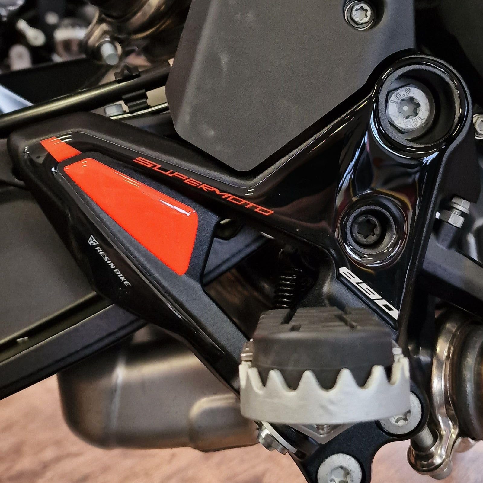 Resin Bike Aufkleber Motorrad Kompatibel Mit KTM 890 SMT 2023-2026. Grip Motorrad-Fersenschützer vor Stößen und Kratzern. Klebstoff Harz Aufkleber Set - Stickers Made in Italy