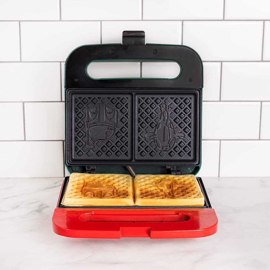 ディズニー スターウォーズ イウォーク ミニ ワッフルメーカー Uncanny Brands Star Wars Mini Ewok Waffle Maker | Michaels