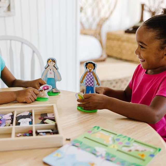 Foto 8 de 8 de Melissa & Doug Juego de Disfraces magnéticos de Mejores Amigos para Vestir