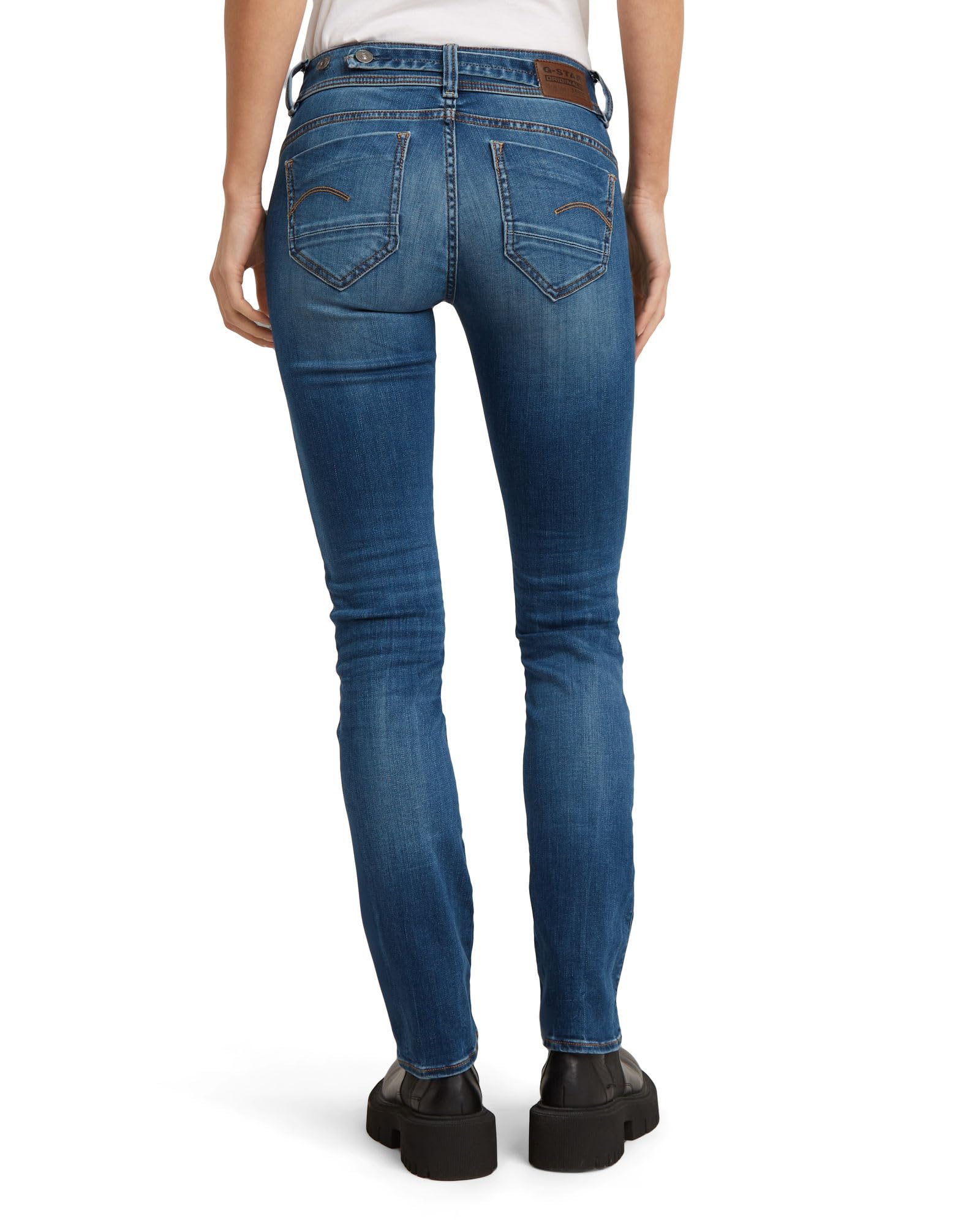Detalle del ajuste ceñido y el tejido flexible de los jeans G-Star Mujer Midge Saddle Straight.