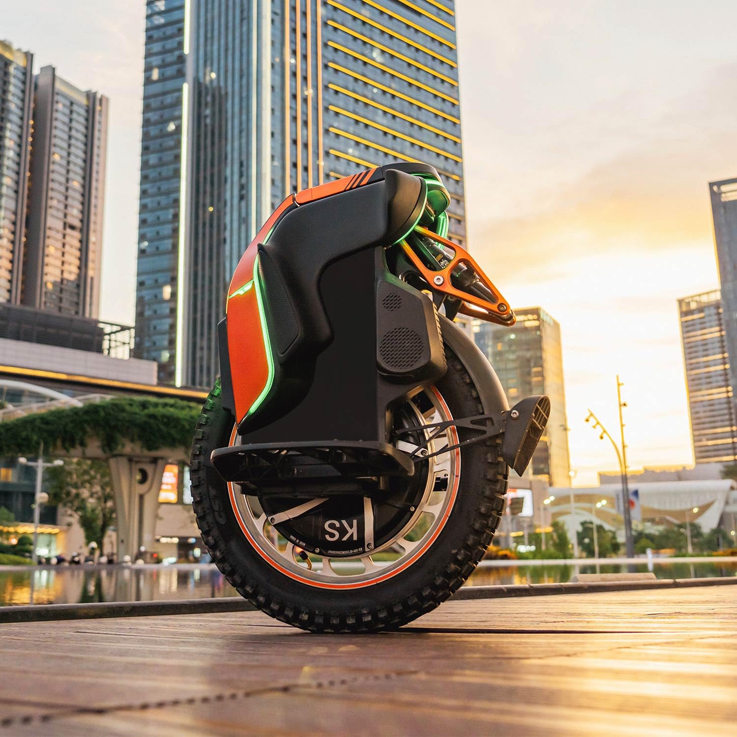 KINGSONG KS-S19 Ciclomotore elettrico, adulto, nero e arancione, motore 3500W, autonomia fino a 150km, 25km/h limitati, pneumatico gonfiabile da 18", altoparlante e Bluetooth