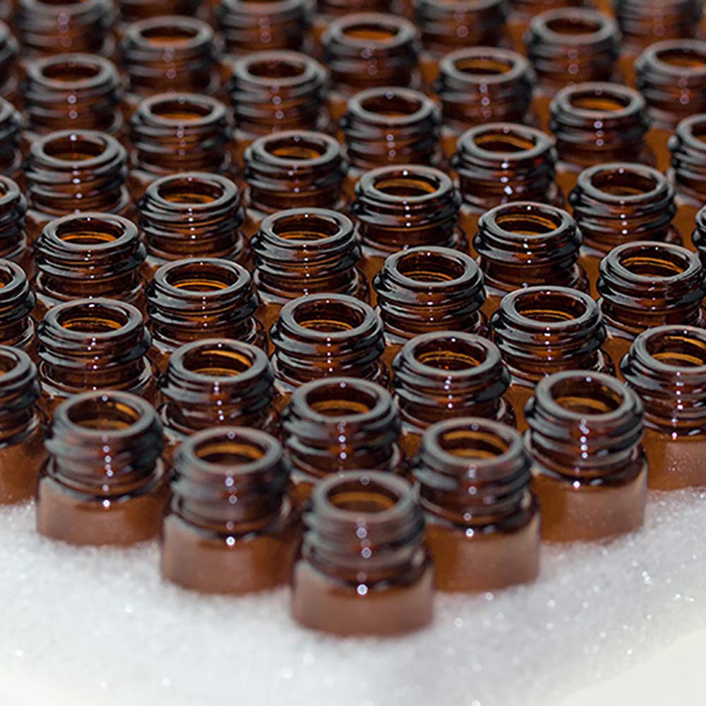 Mini Amber Essential Oil Bottles, 100 sztuk szklanych słoików z redukcjami orientacji i czapkami do mieszania olejów, perfum, chemikaliów laboratoryjnych (brązowy-1 ml)