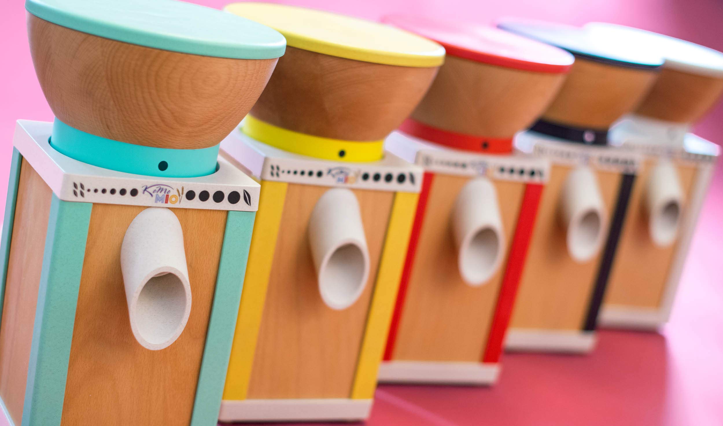 KoMo KoMoMio Getreidemühle elektrisch schwarz – 360W Motor – Holztrichter Buche massiv – Buche-Multiplex & recycelter ABS – Edelkorund-Keramik-Mahlwerk – für alle Getreidesorten, Mehl, Brot