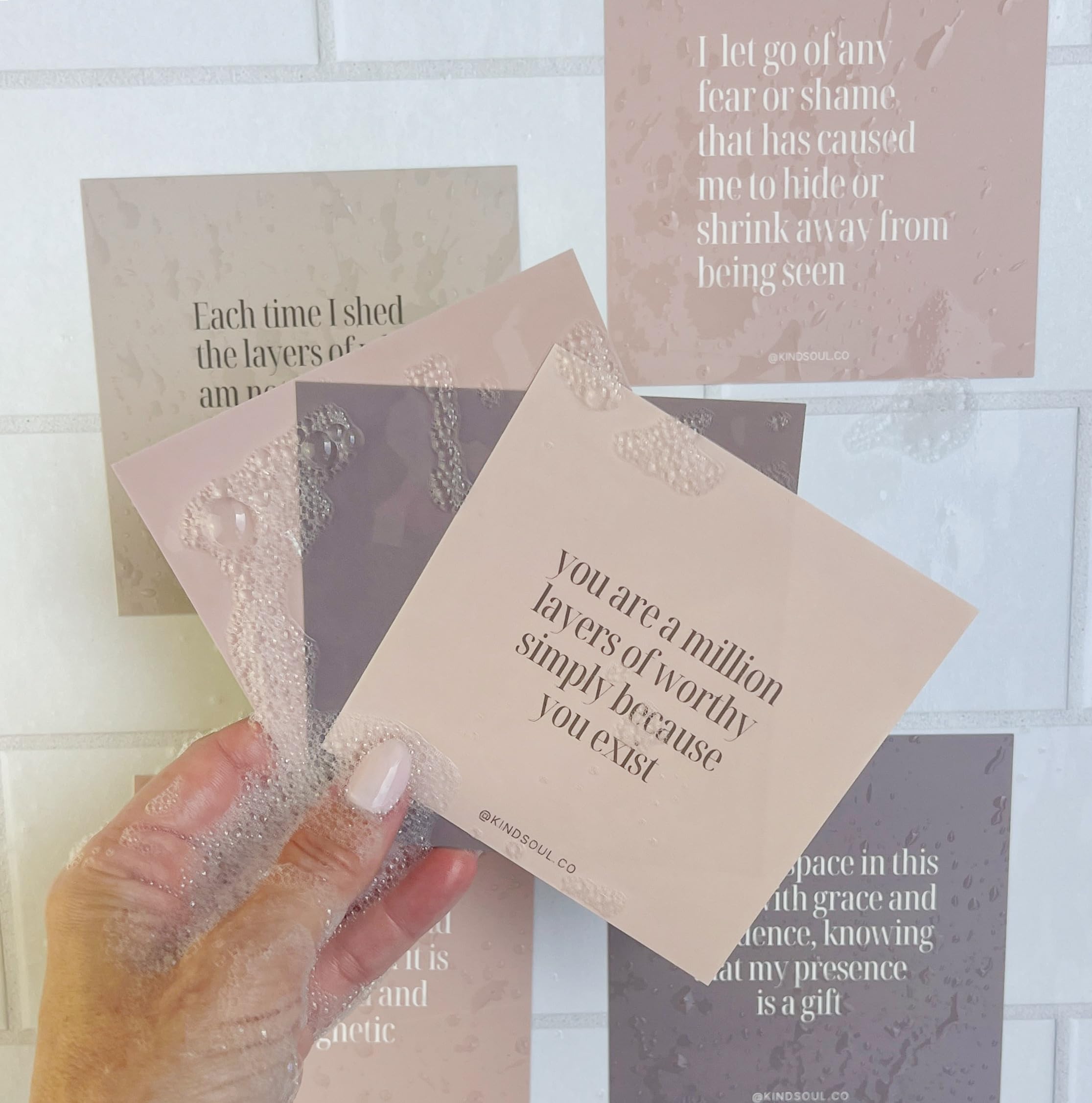 Kind Soul Tarjetas de afirmación de ducha, afirmaciones positivas impermeables para mujeres, tarjetas de atención plena diaria, manifestación y motivación (devoción de amor propio)