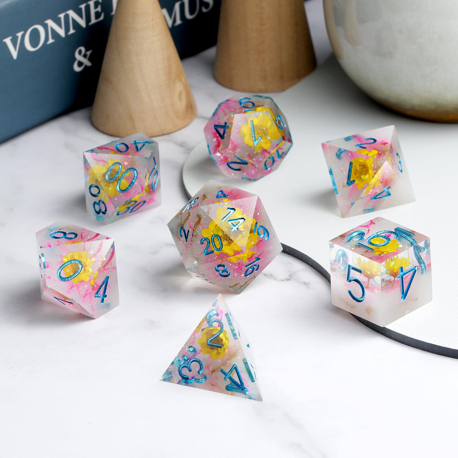 Juego de dados de resina DND DNDND hecho a mano con borde afilado de flores con estuche de regalo para juegos de mesa de calabozos y dragones de D&D (crisantemo)