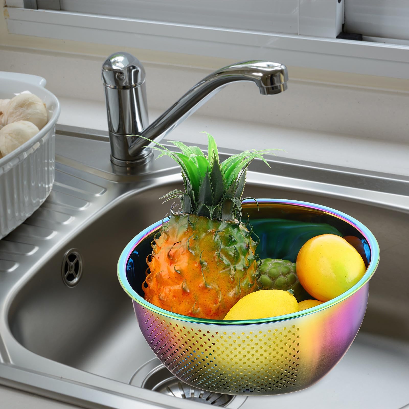 NUOBESTY Colador de Arroz Multifuncional de Acero Inoxidable 304 Escurridor Grande con Fondo Inclinado para Lavar Frutas y Verduras Cedazo de Cocina Iridiscente para Uso Doméstico