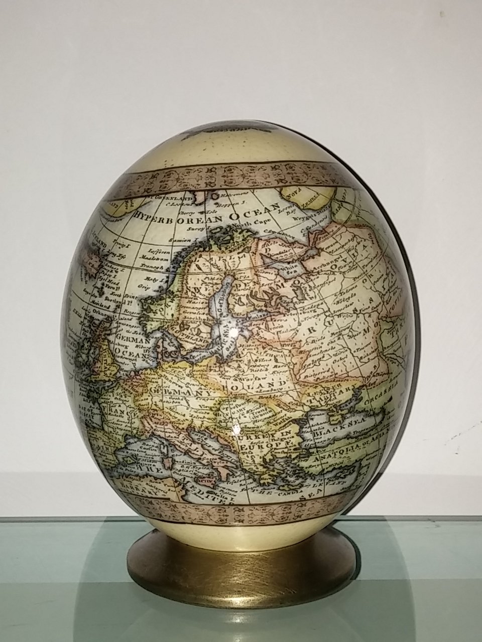 Huevos de avestruz decorados con motivo "Europe from the best Authorities"