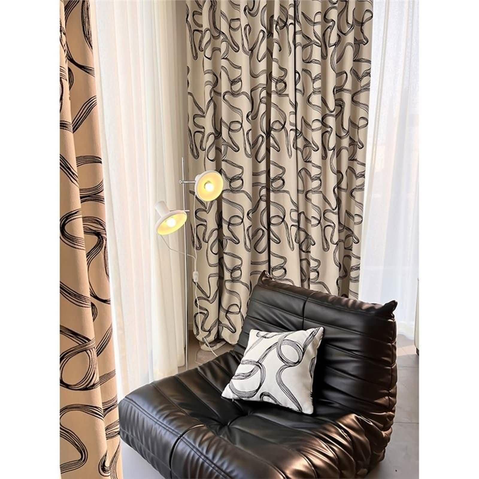 Rideaux noir beige motif abstrait pour sublimer l'ambiance du salon moderne