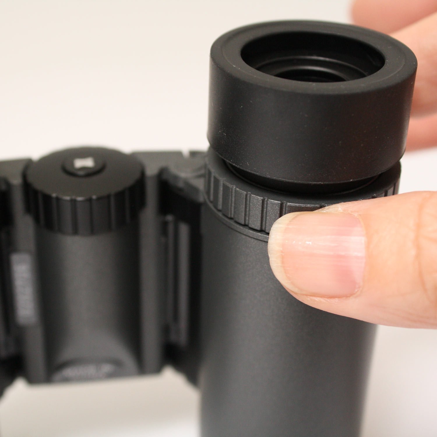 【中古】(未使用･未開封品)ESCHENBACH 双眼鏡 リープジョイ ダハプリズム式 倍率8倍 21ミリ口径 ブラック 2996-L2821 中古品)ESCHENBACH 双眼鏡 リープジョイ ダハプリズム式 倍率8倍 21