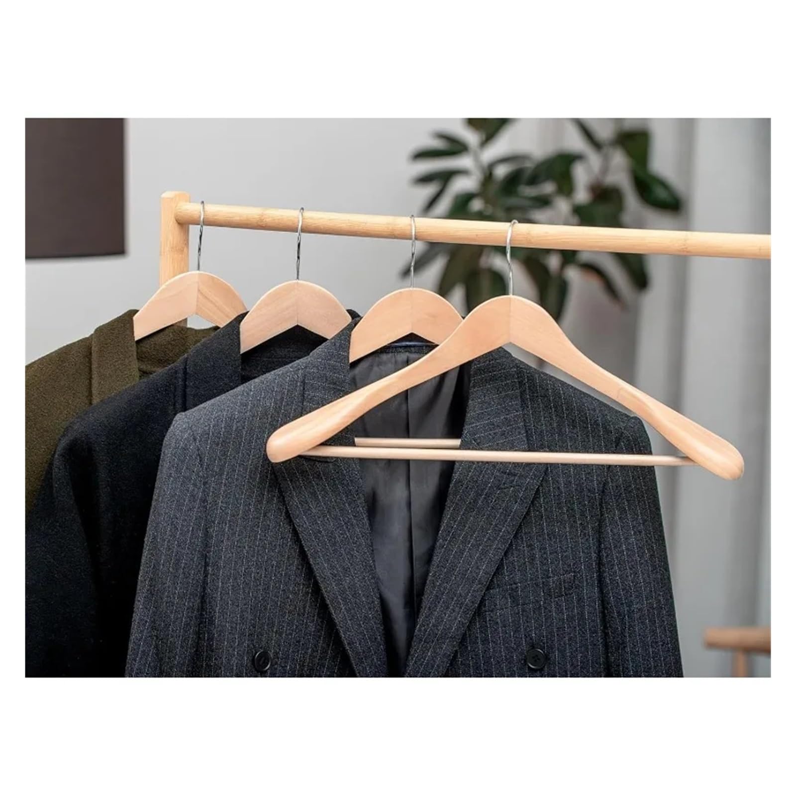 Extra breite Kleiderbügel aus Holz für Herren – 10 Stück, robuste Kleiderbügel, Naturholz in hellem Walnussholz-Finish, ideal für Anzüge und Jacken, platzsparendes Design