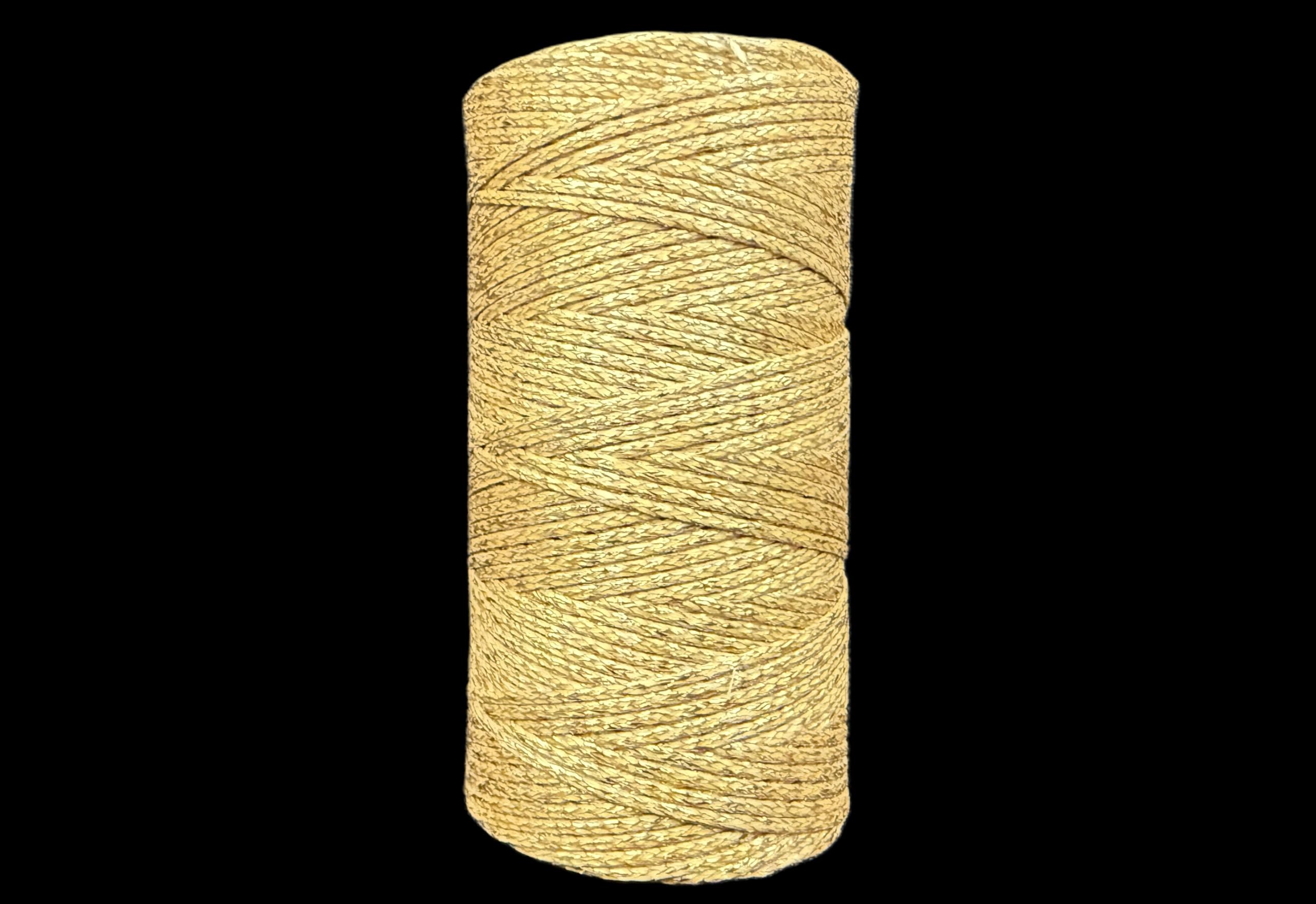 Hilo Encerado Metalizado Plano Color Dorado de 1mm. Aproximado de Grosor Contiene 4 Bovinas de 100 MTS. Total 400 MTS. Recomendado para Hacer Manualidades Artesanias Macrame