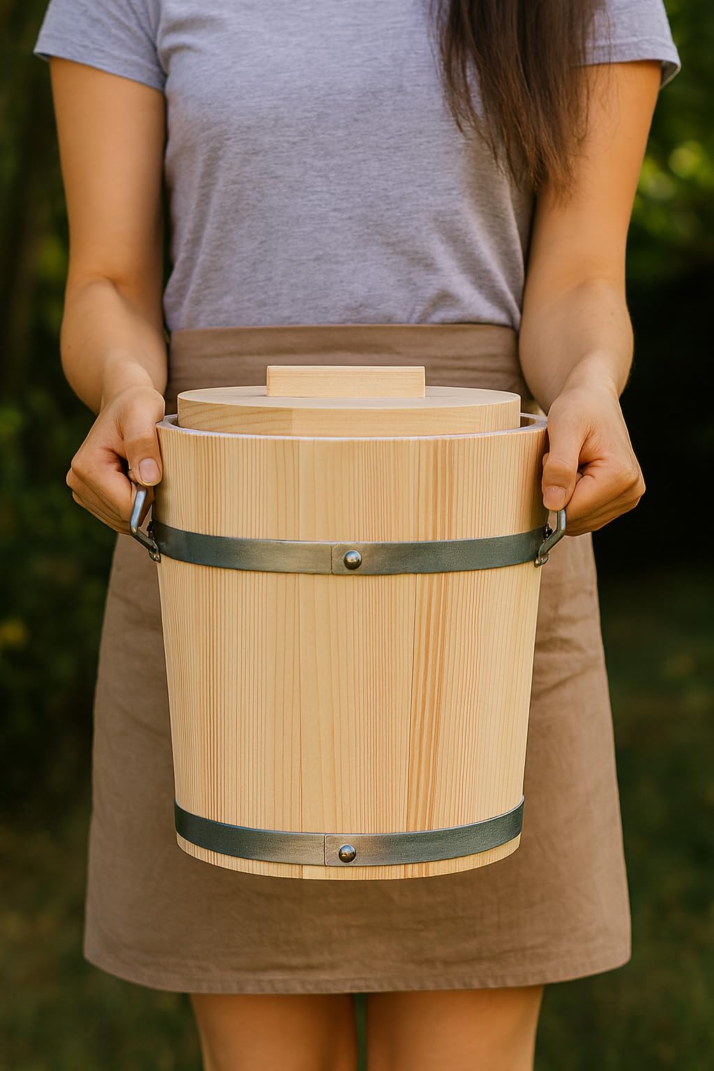 Gäreimer mit Deckel – naturbelassenes Gärfass mit Metallumreifung und Haltegriffen – Sauerkrautfass aus Holz für Fermentation von Gemüse, Kimchi, Gurken – Holz Gärtopf aus Weißtanne (15 Liter)