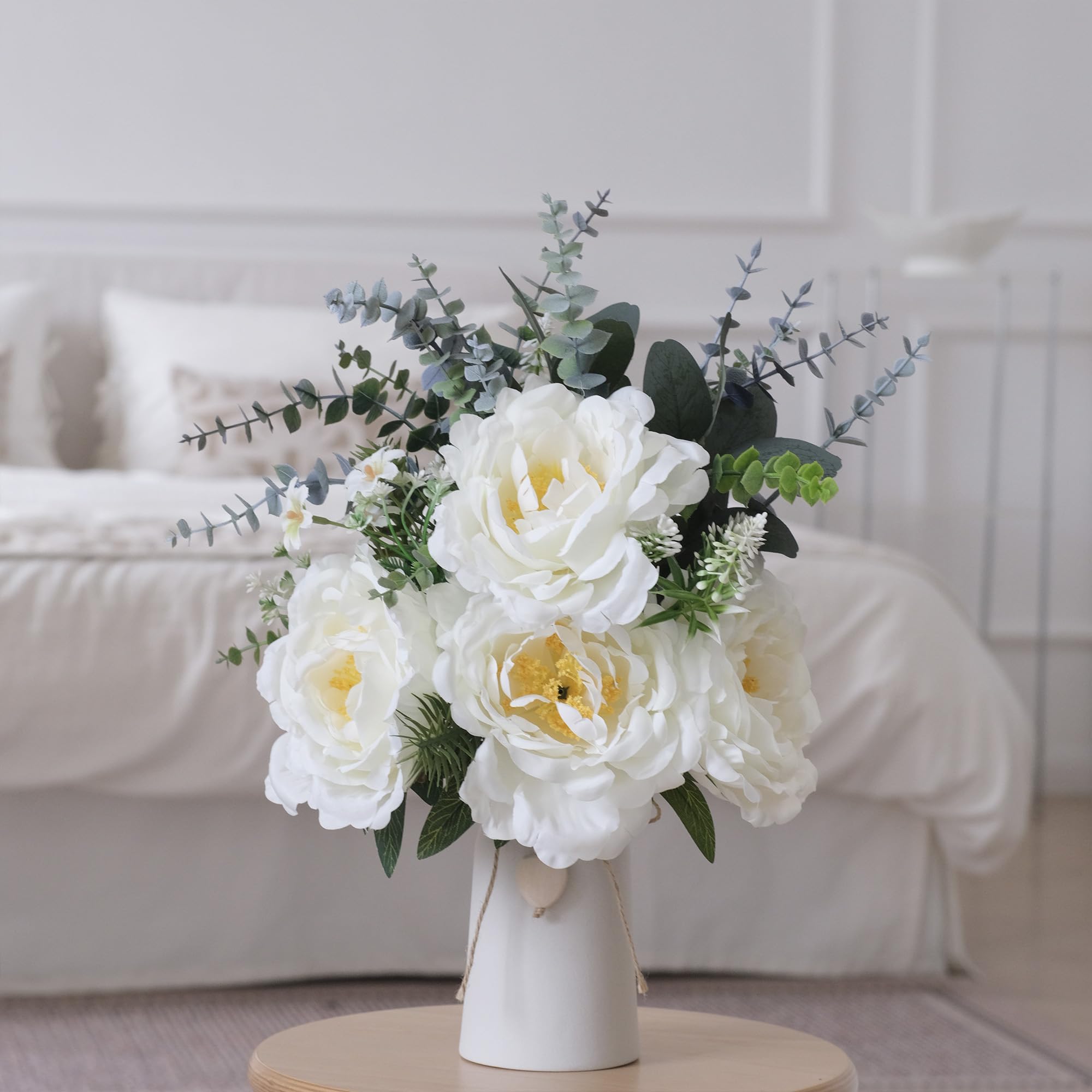 Composizione di peonie artificiali in vaso di ceramica, 40,6 cm, fiori di dalia finta con steli di eucalipto e foglie decorative, vaso con corda di iuta e ciondolo a forma di cuore, centrotavola per