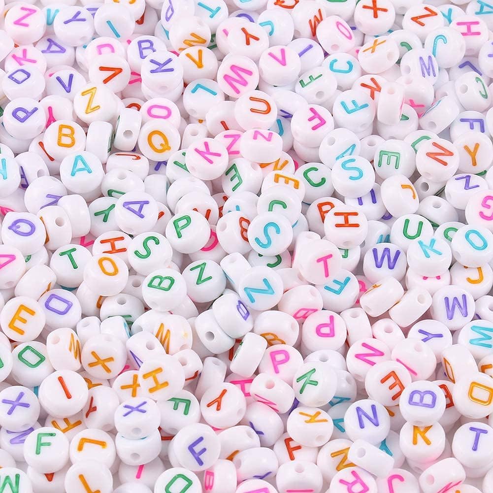 Cuentas acrílicas con letras del alfabeto, cuentas cúbicas blancas coloridas para pulseras de amistad y regalos, fabricación de joyas de recuerdo (7 x 4 mm, redondas, 1000 unidades)
