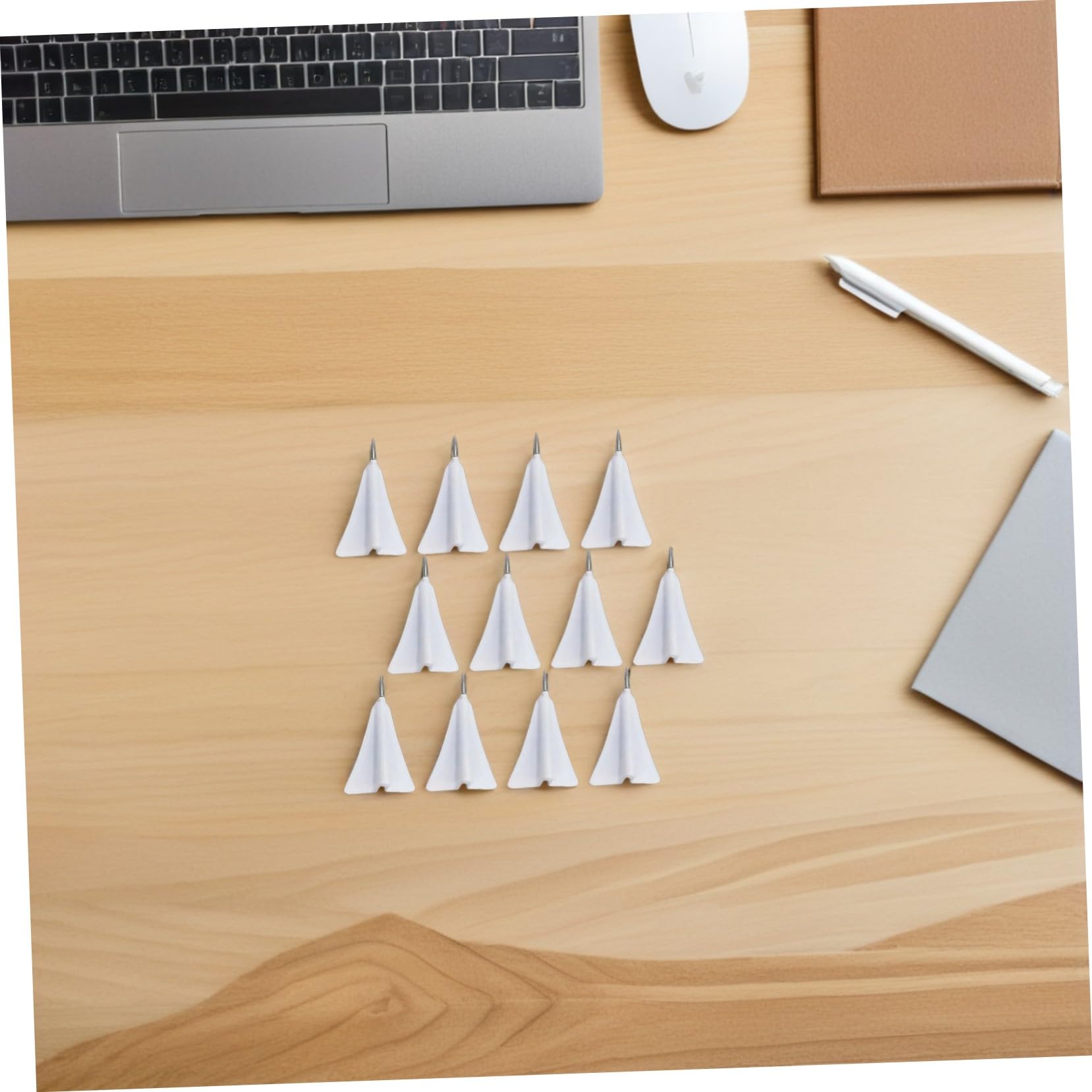 LALAFINA Lot de 12 Punaises en Liège Créatives D’Avion en Papier Punaises Multifonctions Compactes pour Tableau D’Affichage Décor Mural et Fournitures de Bureau Quotidiennes