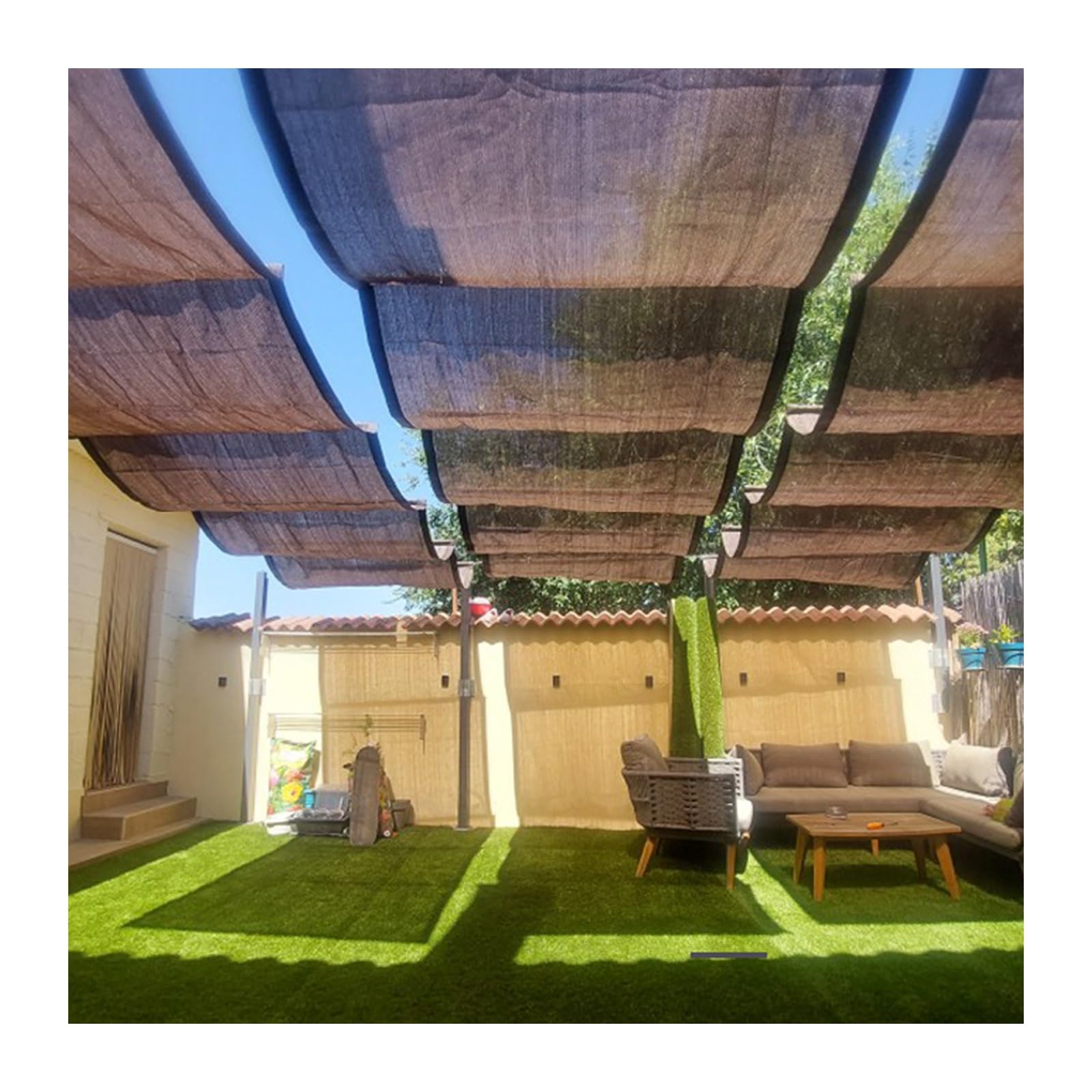 Voile d'ombrage rétractable pour terrasse ensoleillée et repas en extérieur