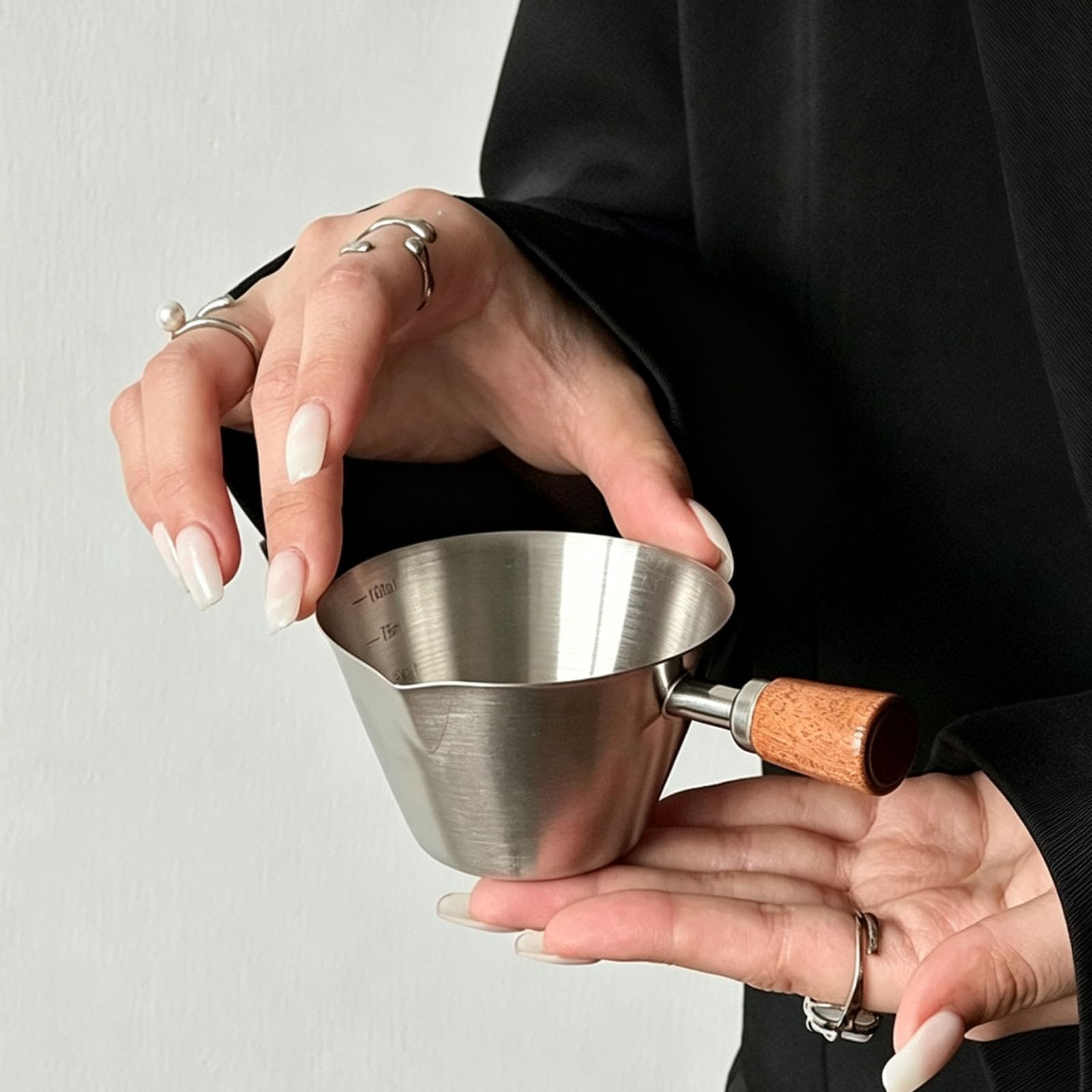 Espresso Messbecher, mit Holzgriff und Abgestufter Skala (Silver) | 100 Ml Messbecher Kaffee Edelstahl, Mit v-Förmigem Ausguss Genaue Flüssigkeitsportionskontrolle Kaffee, Desserts, Cocktails