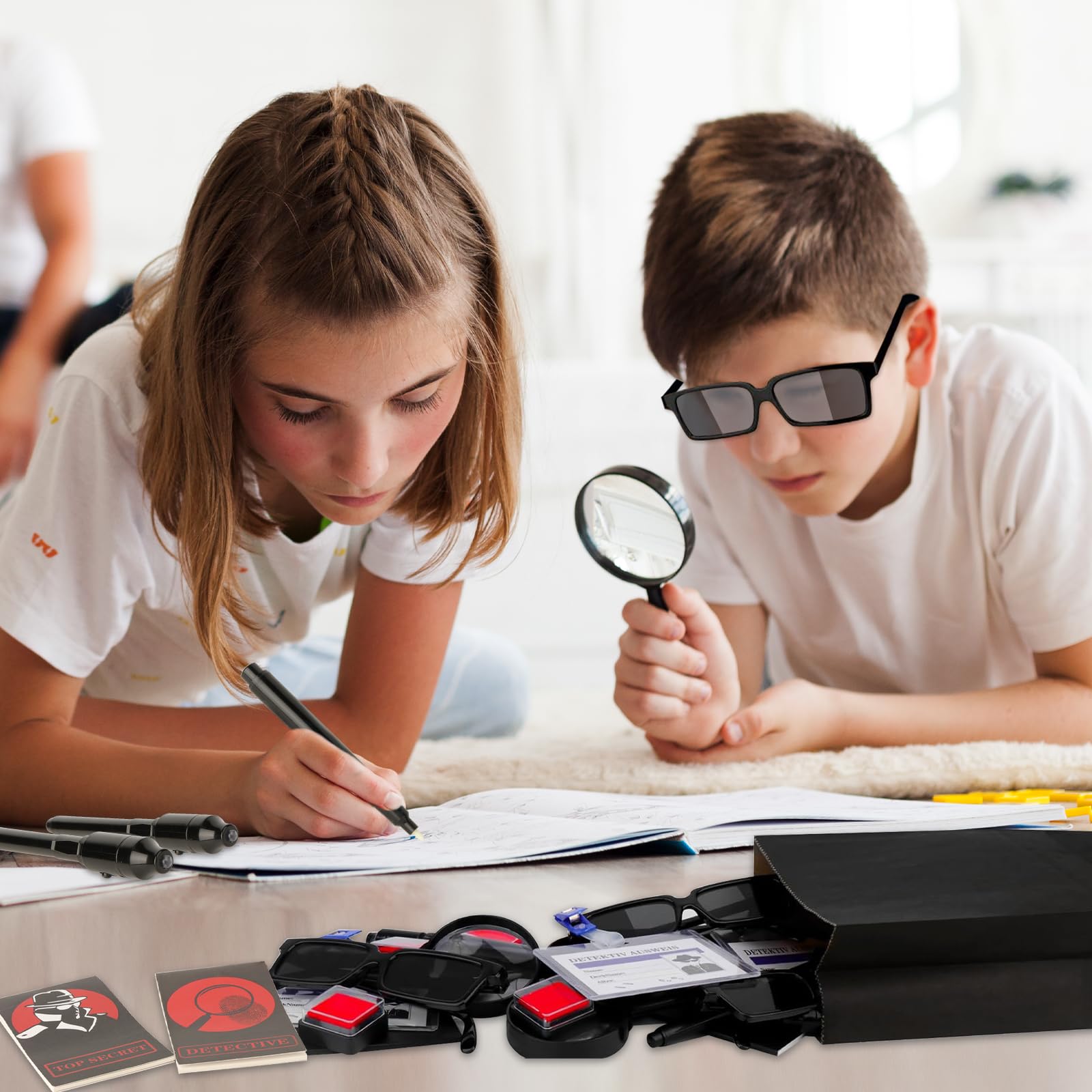 Kinder Detektiv Set, 72 tlg Kindergeburtstag Mitgebseltüten mit Agenten Brille Geheimstift Notizbuch Lupe Detektiv Ausweis Schnurrbart Fingerabdruck Stempelkissen Geschenktüten
